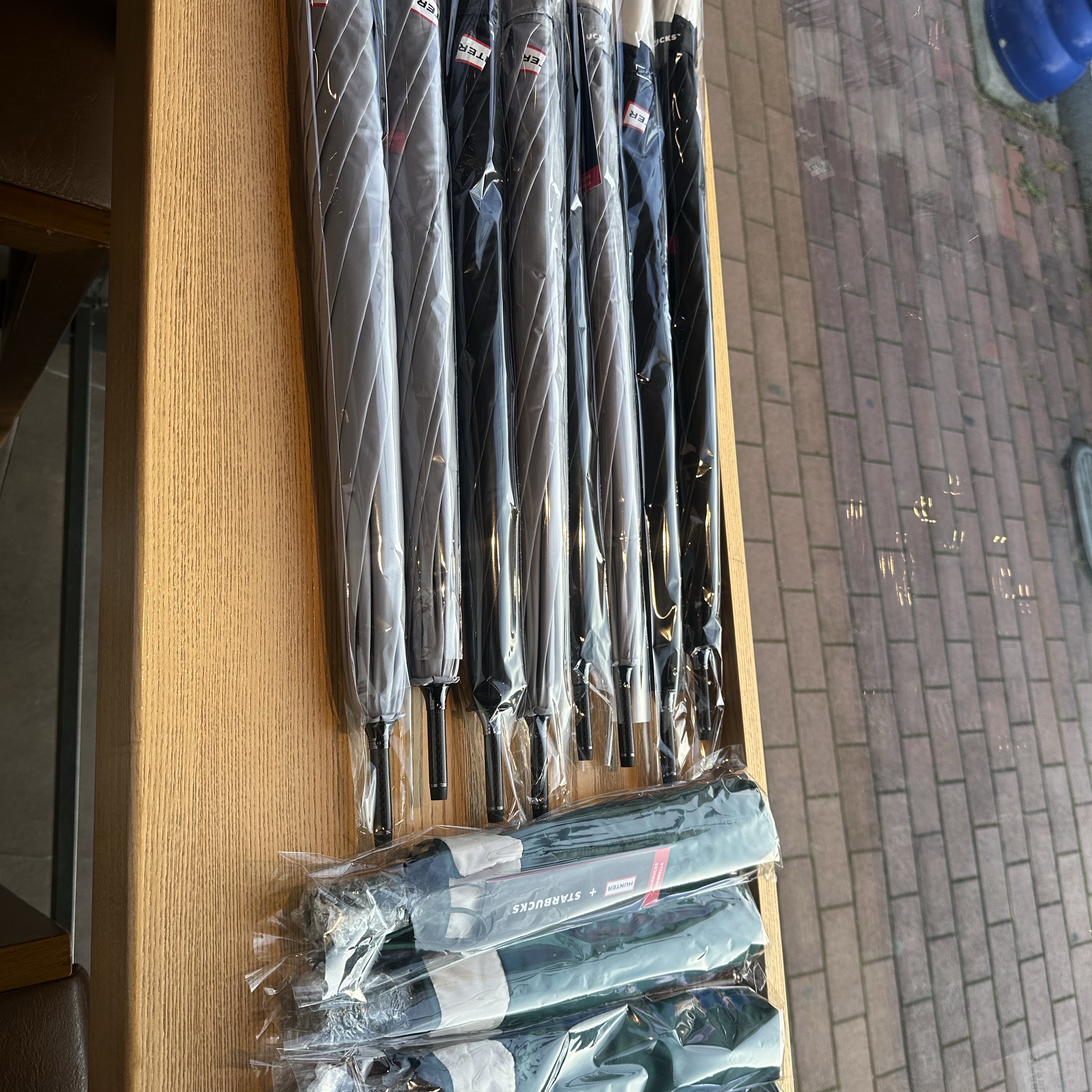 Starbucks x Hunter Light Umbrella Black, Starbucks x Hunter Light Folding Umbrella Green 착용 스타일