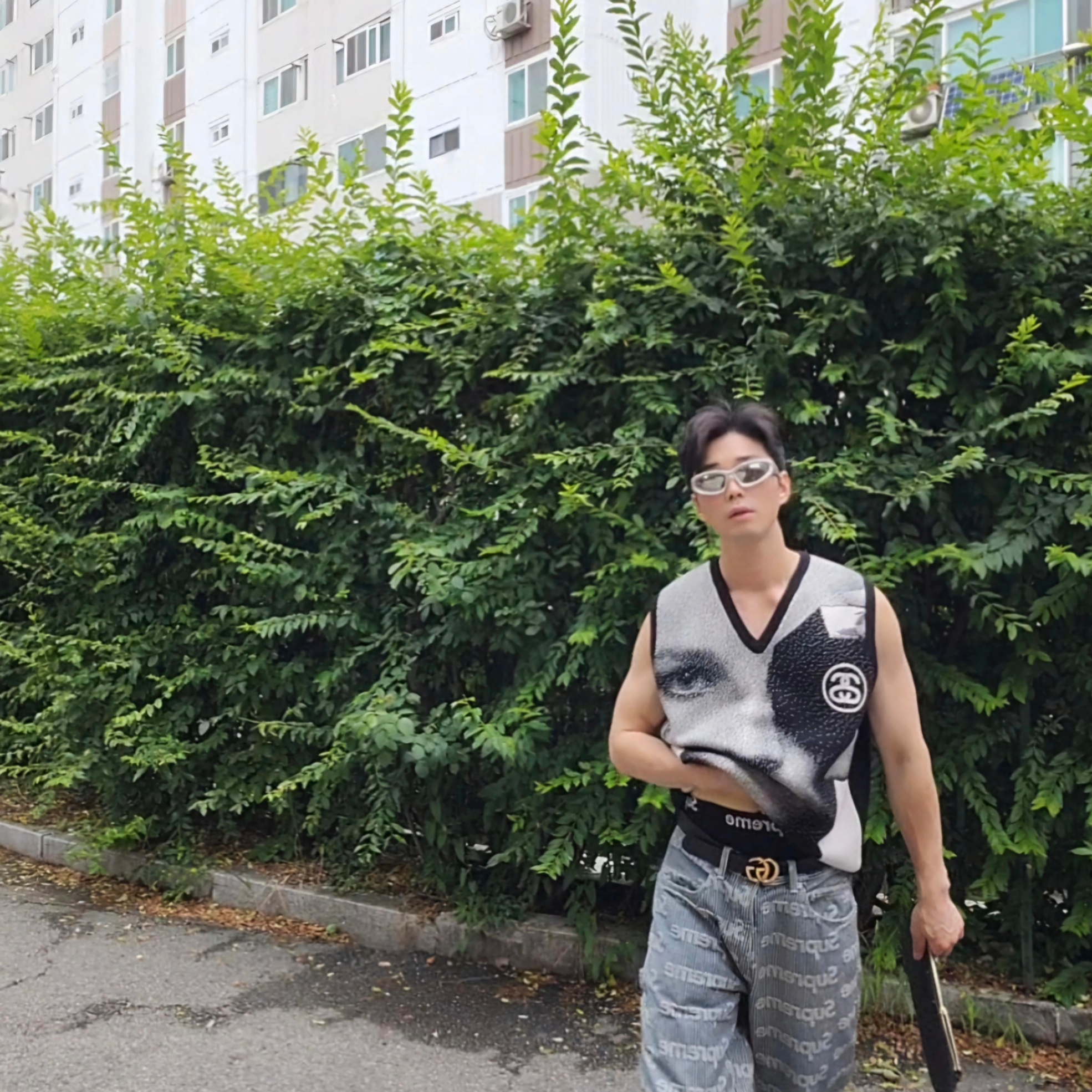 Supreme Denim Painter Pants Stripe - 24SS, Stussy Photo Jacquard Vest Black 착용 스타일 - 4