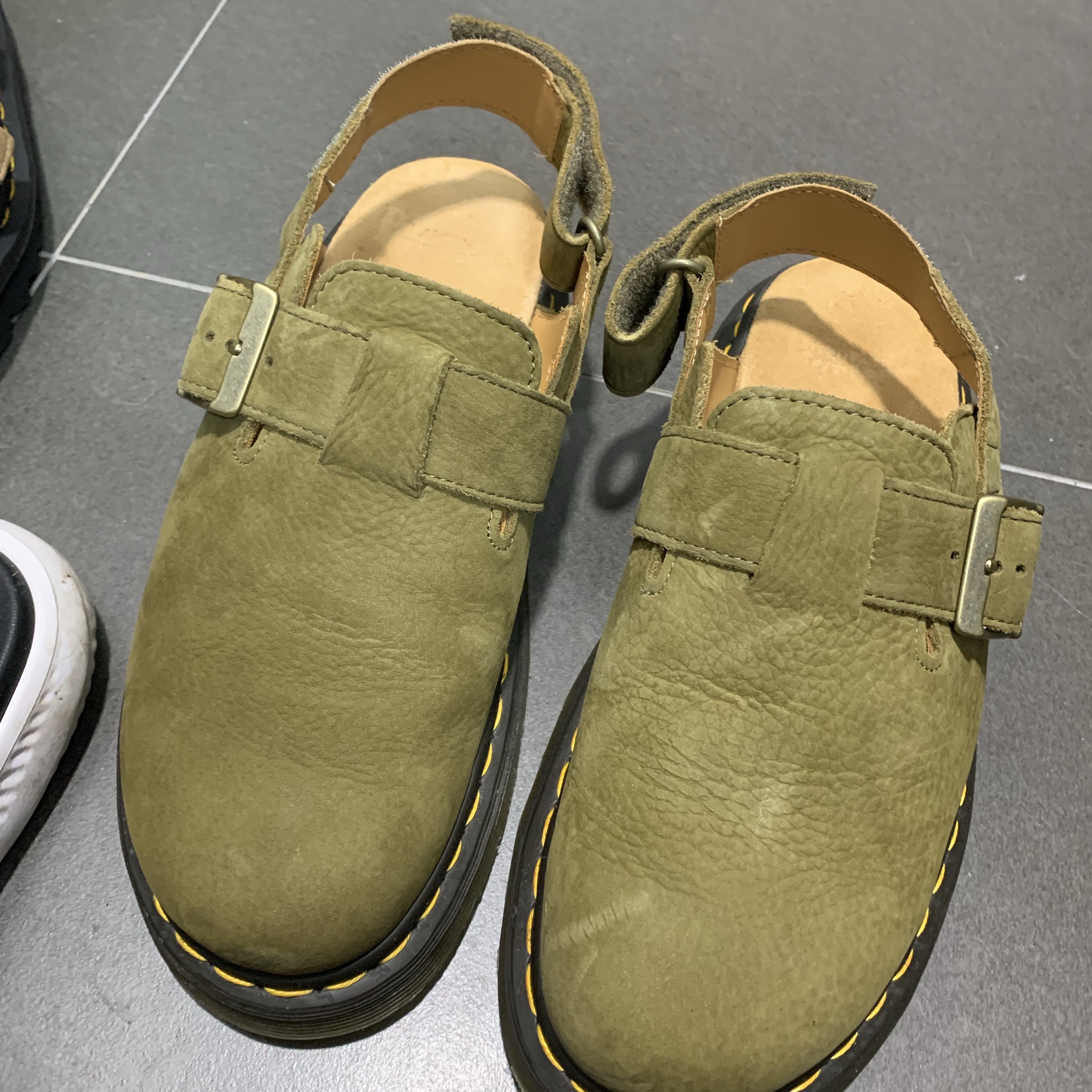 Dr. Martens Jorge II Tumbled Nubuck Leather Slingback Mules Muted Olive 착용 스타일 - 1