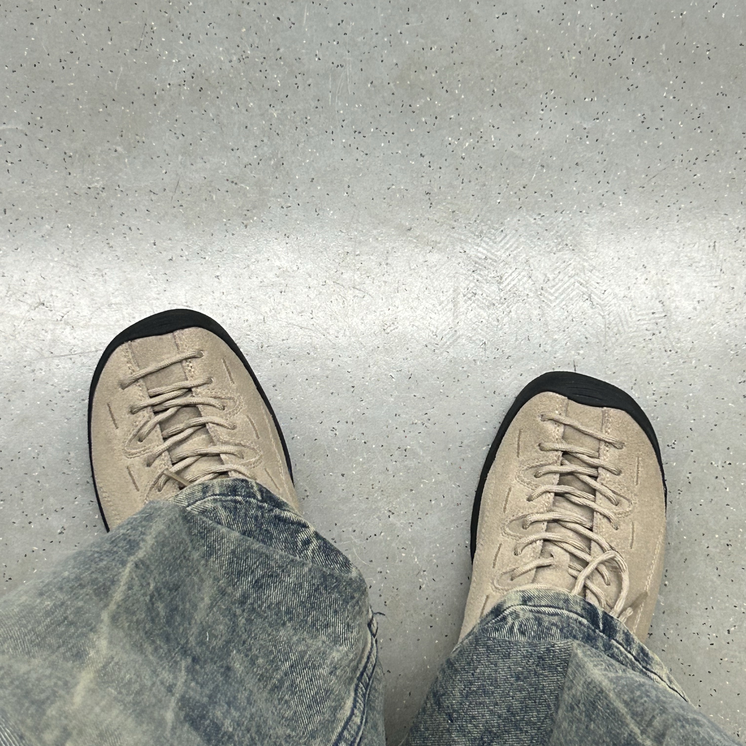 Keen Jasper Suede Sneakers Silver Mink 착용 스타일