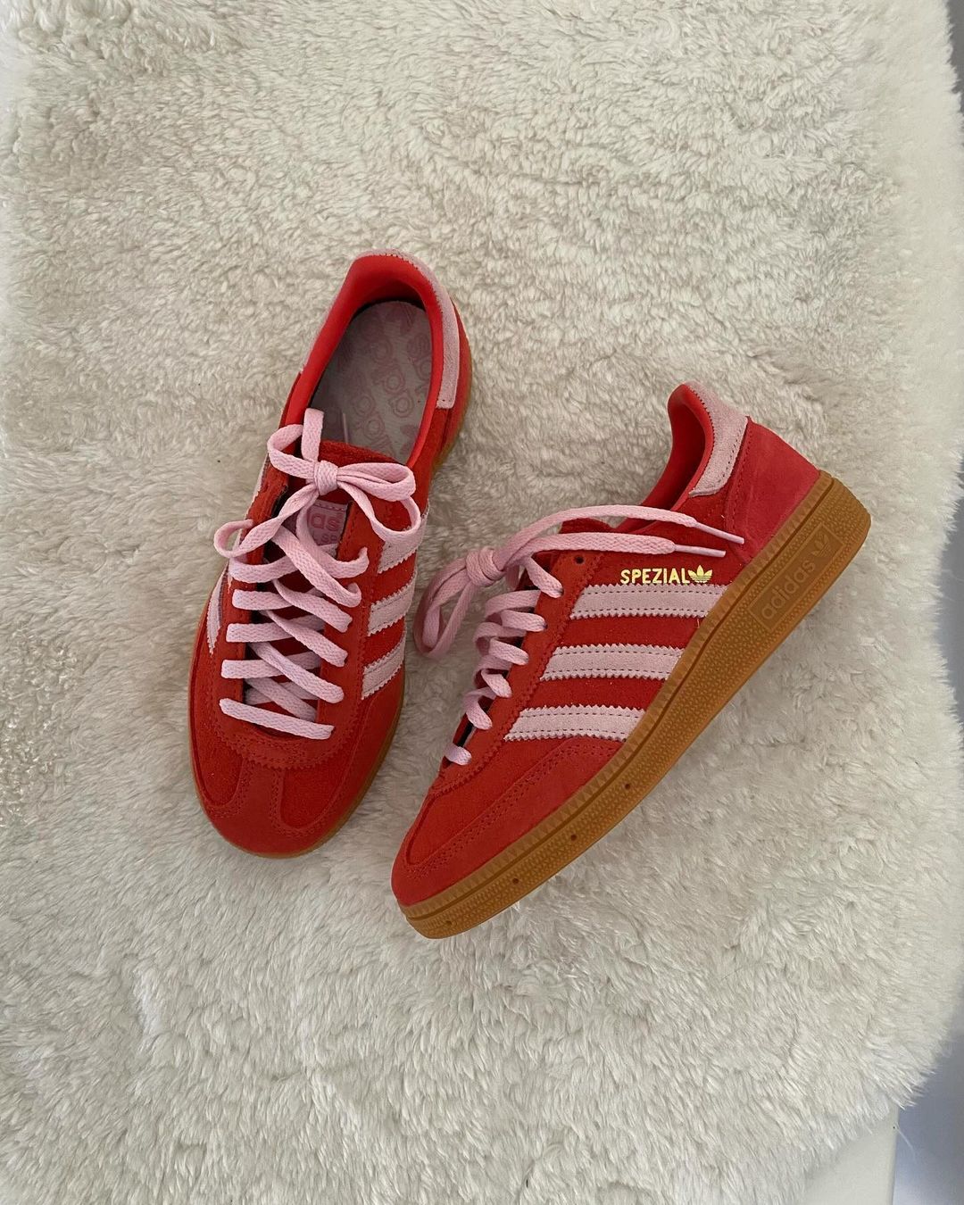 Adidas Samba OG Orange Rush, Adidas Spezial Handball Bright Red Clear Pink 착용 스타일 - 3