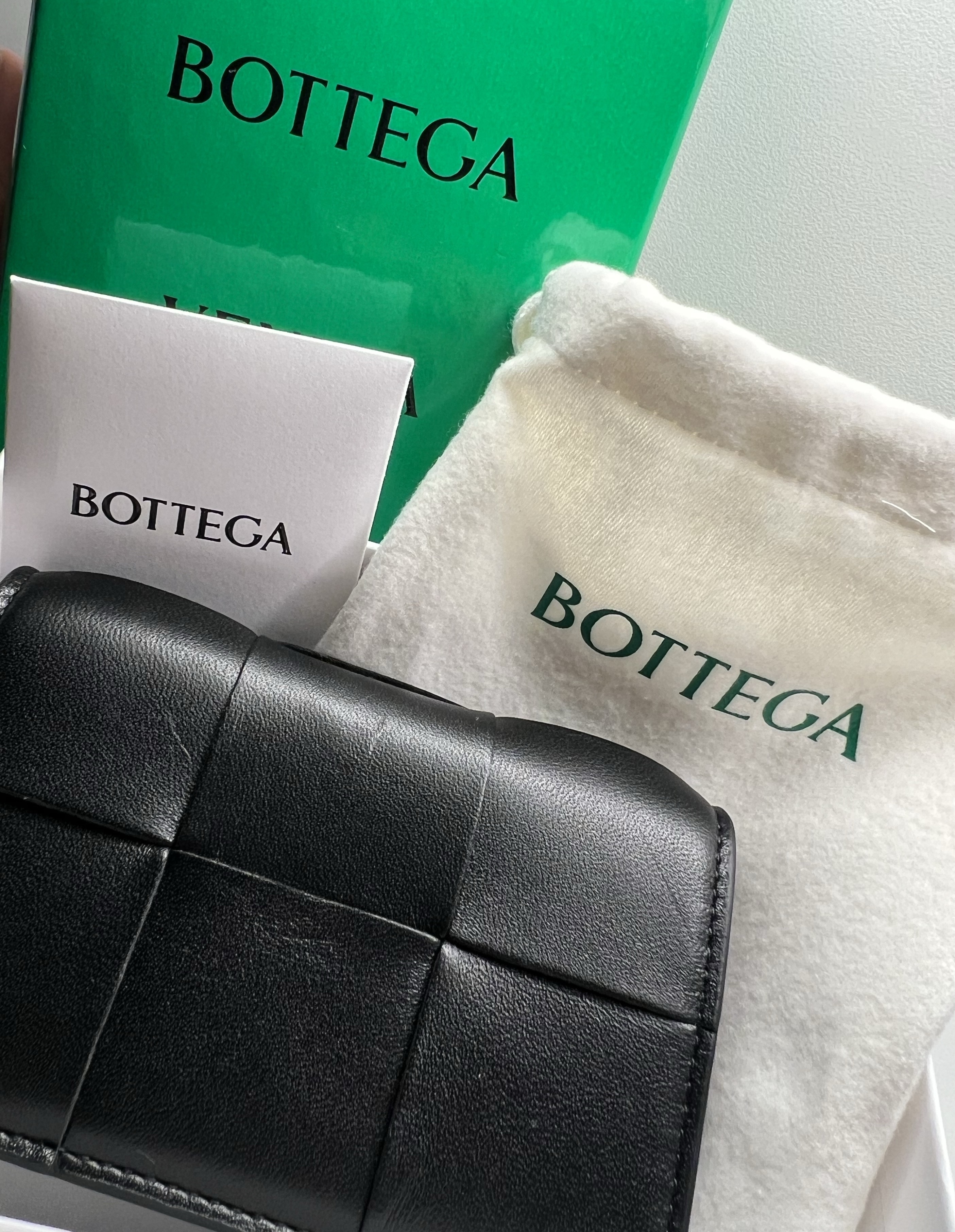 Bottega Veneta Business Card Case Black 착용 스타일