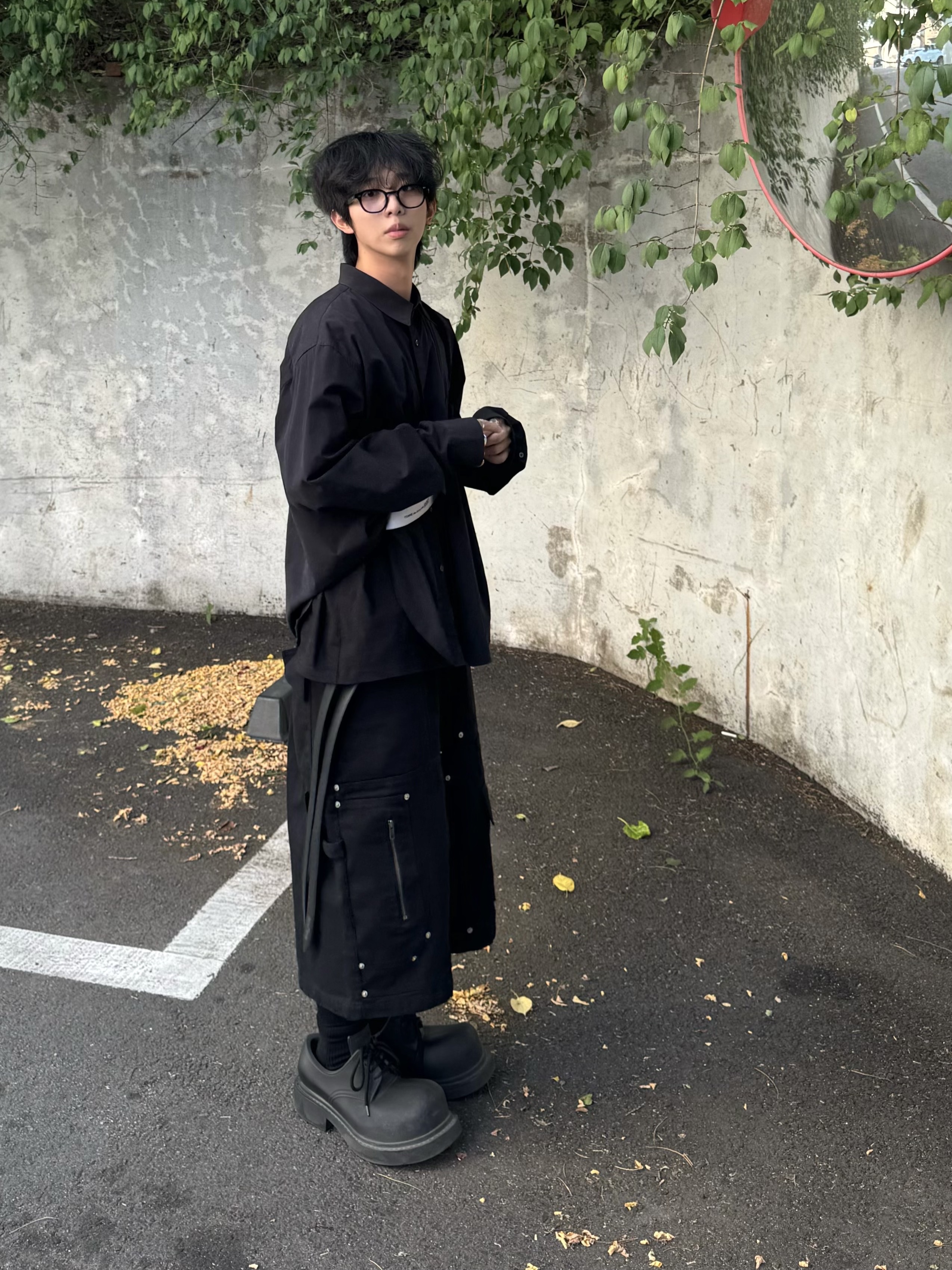 Nos Couleurs x Koin Rivet Carpenter Shorts Black, Balenciaga Steroid Derby Black 착용 스타일 - 1