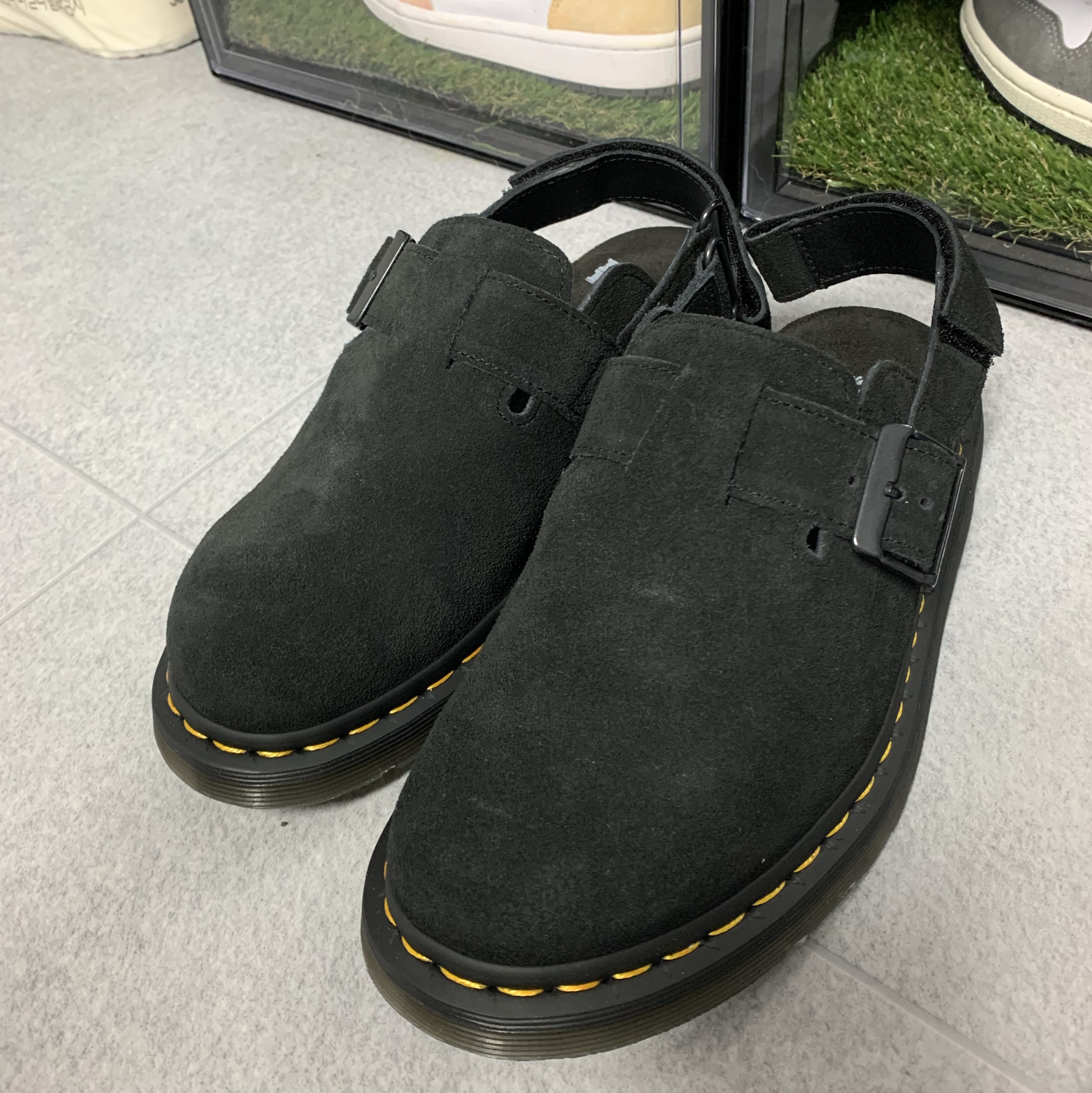 Dr. Martens Jorge II Suede Slingback Mules Black 착용 스타일 - 1