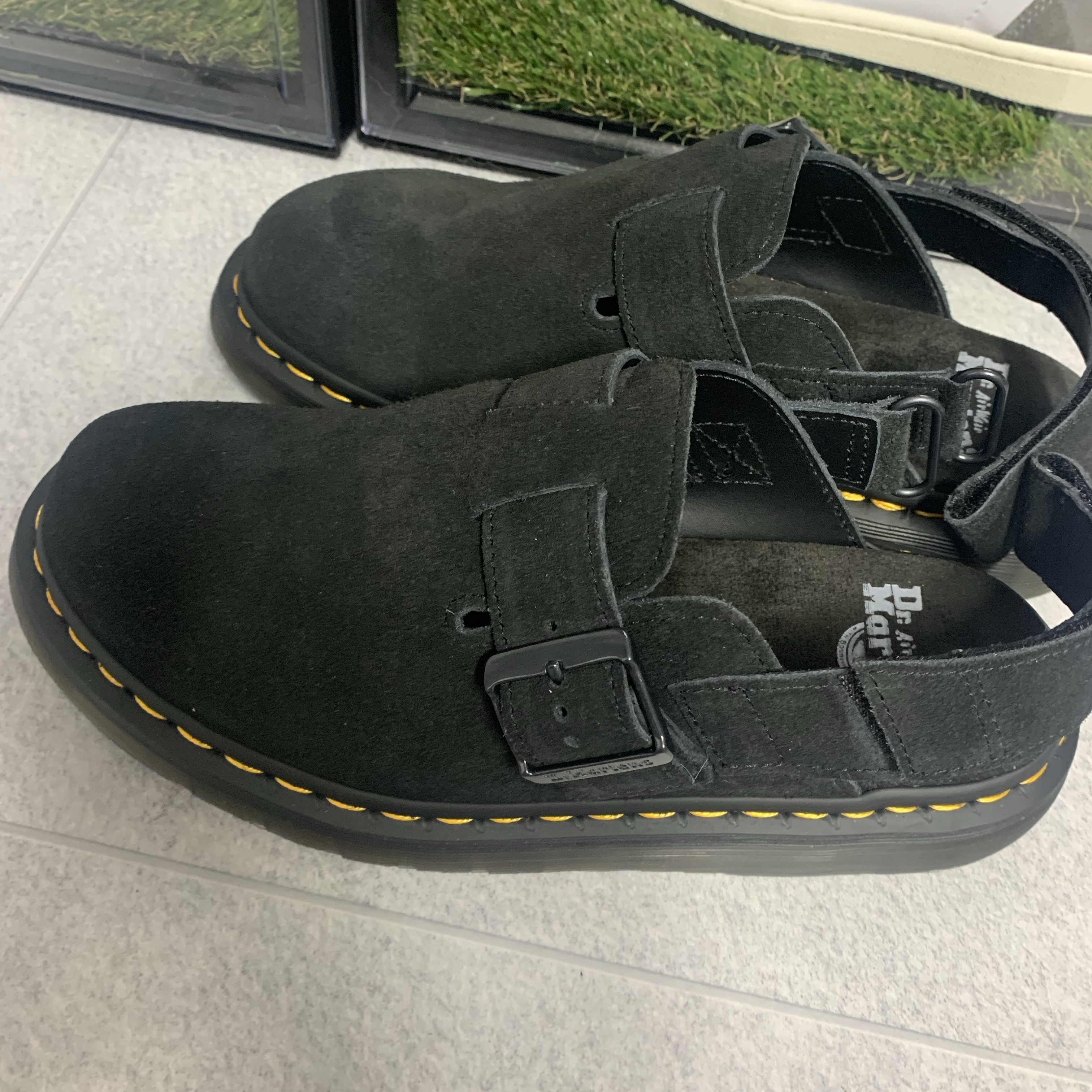 Dr. Martens Jorge II Suede Slingback Mules Black 착용 스타일 - 2