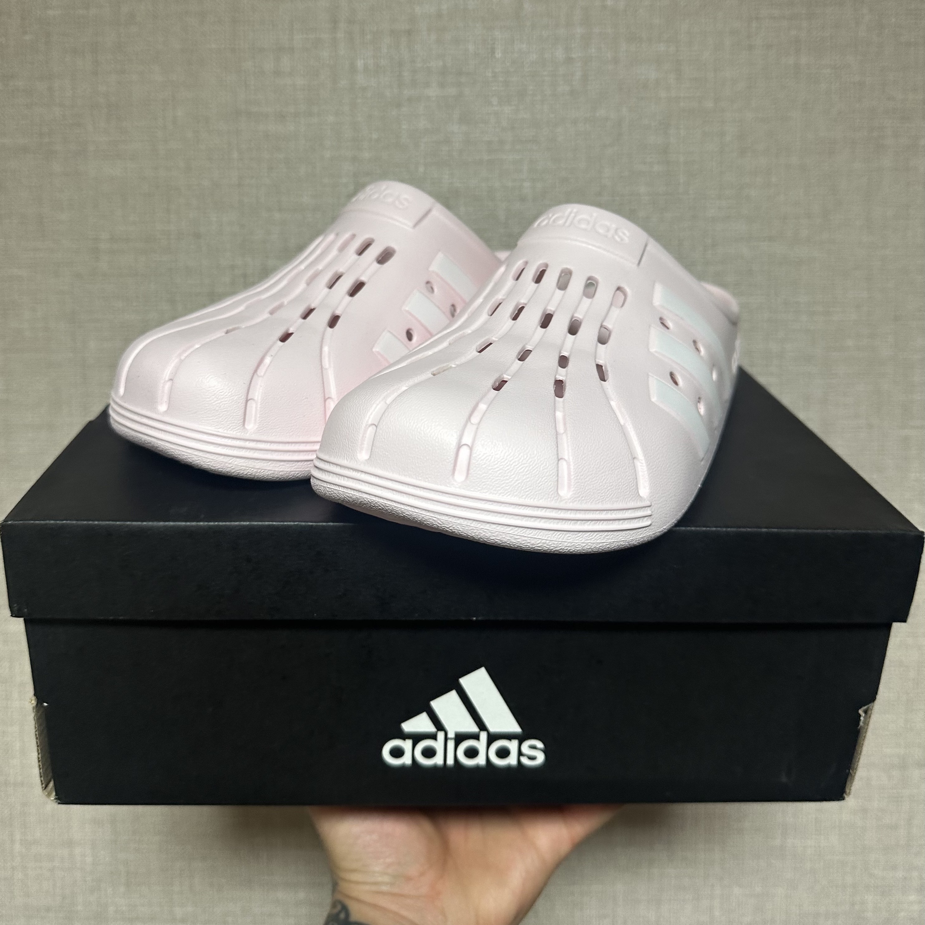 Adidas Adilette Clogs Almost Pink 착용 스타일