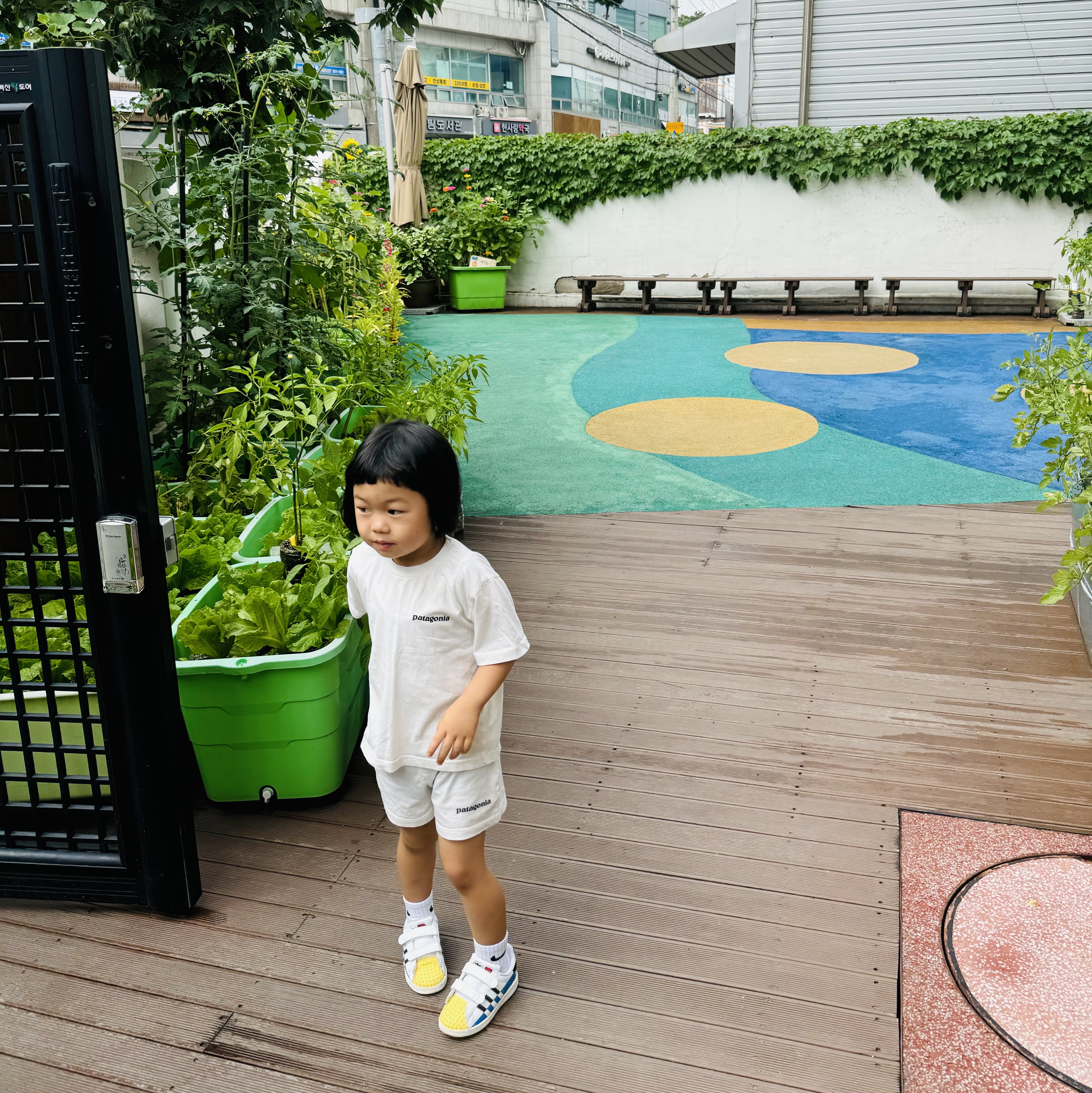 (C) Adidas x Lego Superstar CF Cloud White Yellow, (Kids) Nike Everyday Cushion Ankle Socks White (3 Pack/Korean Ver.) 착용 스타일 - 1
