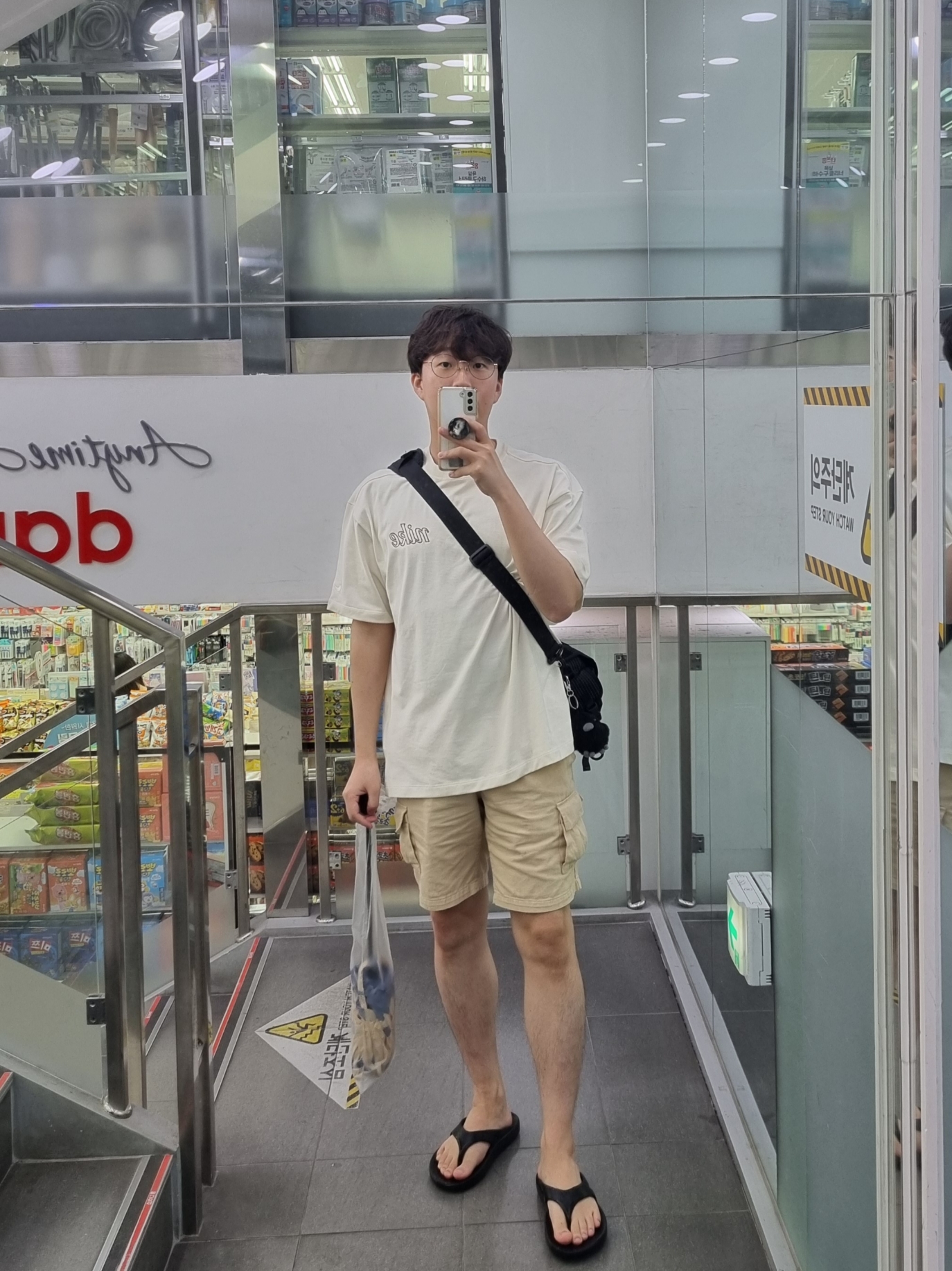 Oofos OOriginal Black, (W) Nike NSW Bear T-Shirt Pale Ivory - Asia 착용 스타일