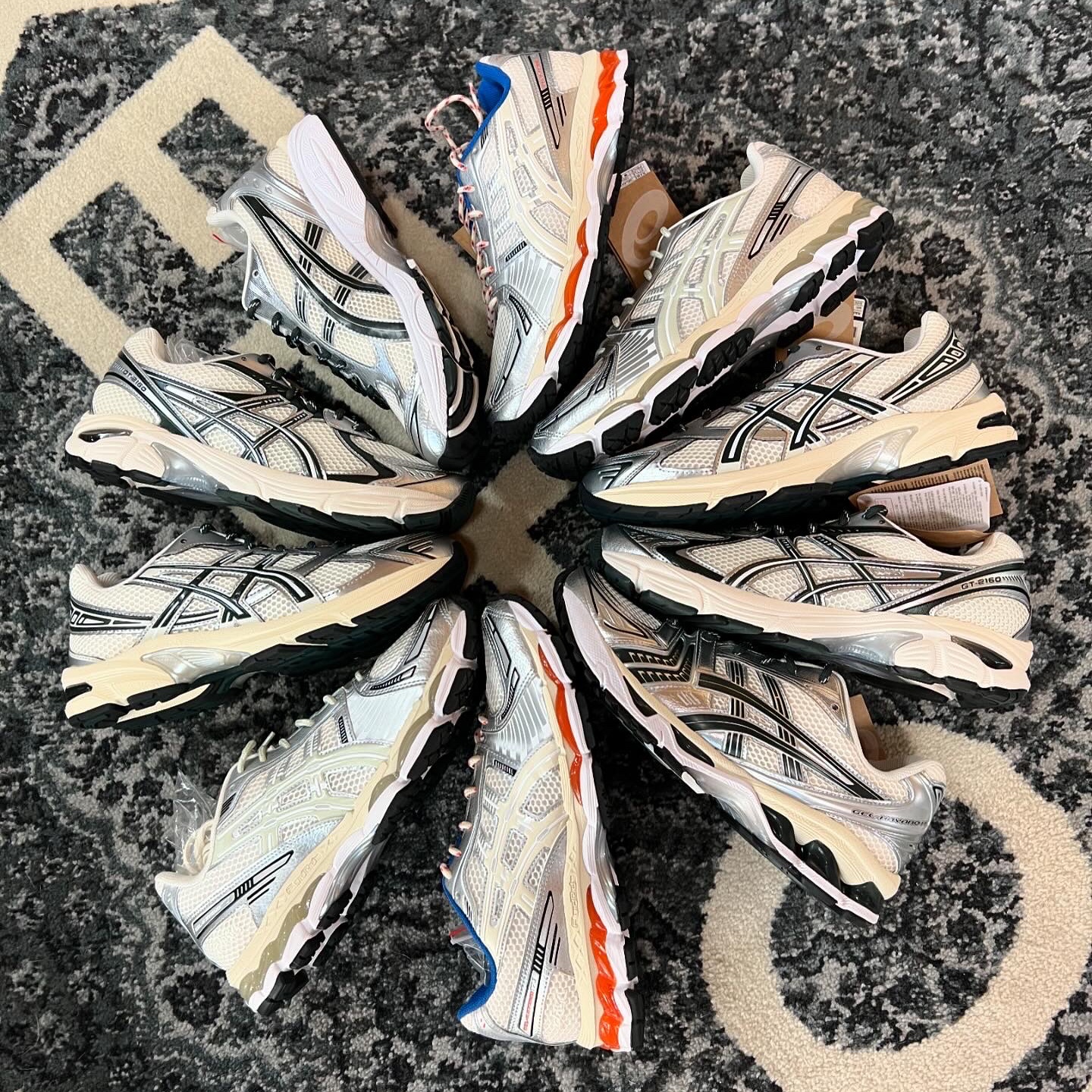 Asics x Ronnie Fieg Gel-Kayano 12.1 Cream, Asics x Kith Gel-Kayano 14 Cream Scarab 착용 스타일 - 1