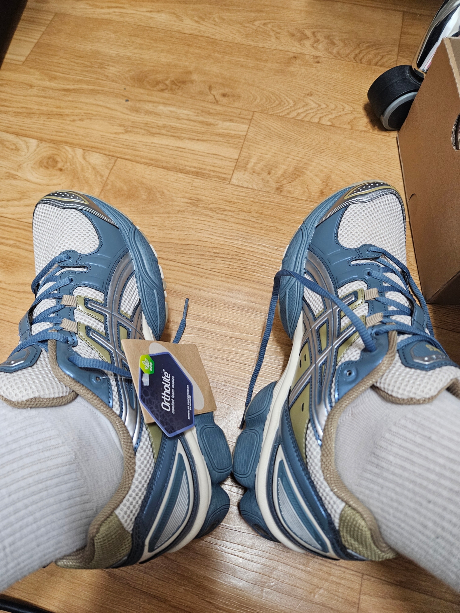 Asics Gel-Nimbus 9 Oatmeal Ironclad 착용 스타일 - 3