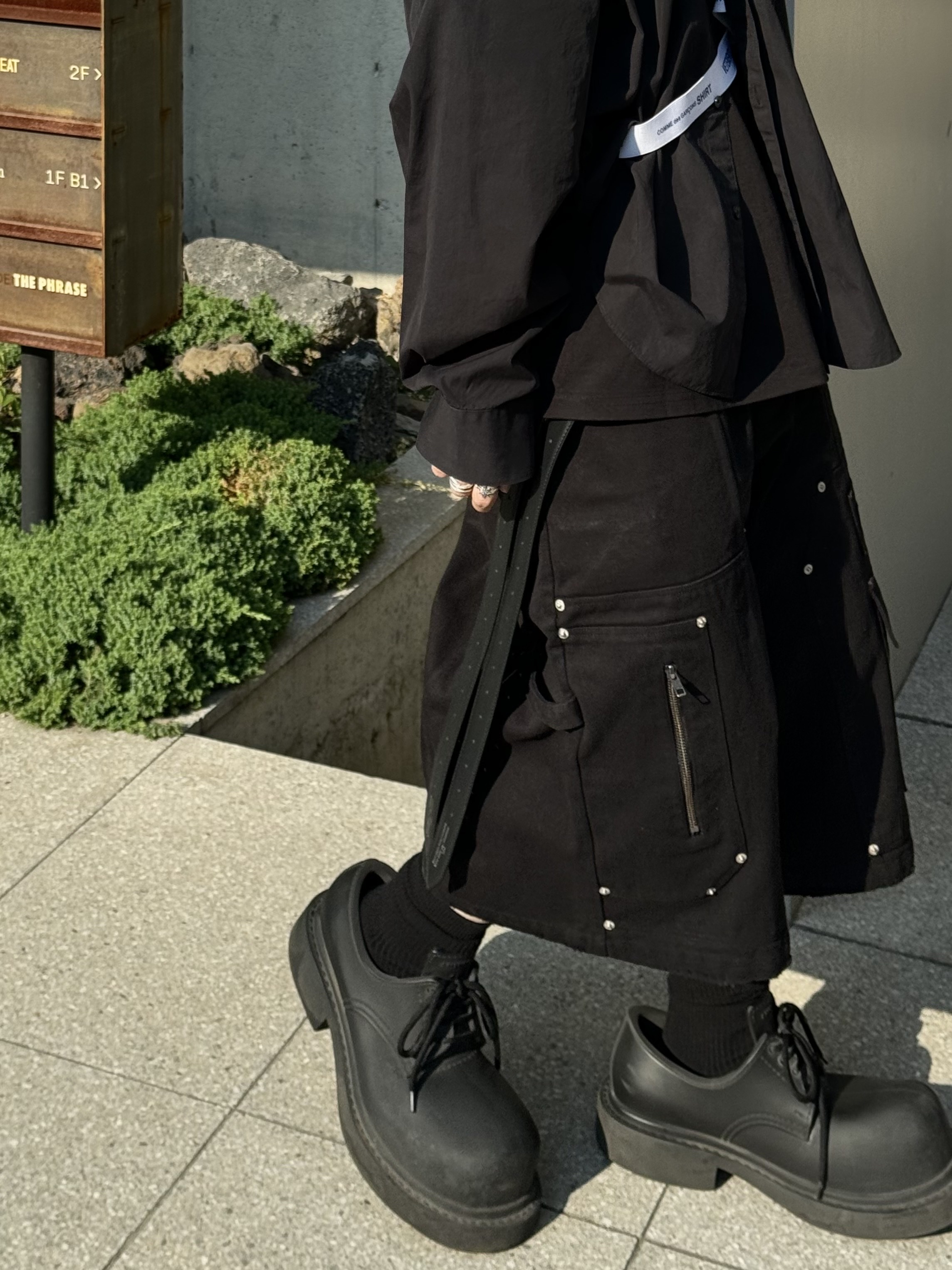 Nos Couleurs x Koin Rivet Carpenter Shorts Black, Balenciaga Steroid Derby Black 착용 스타일 - 2