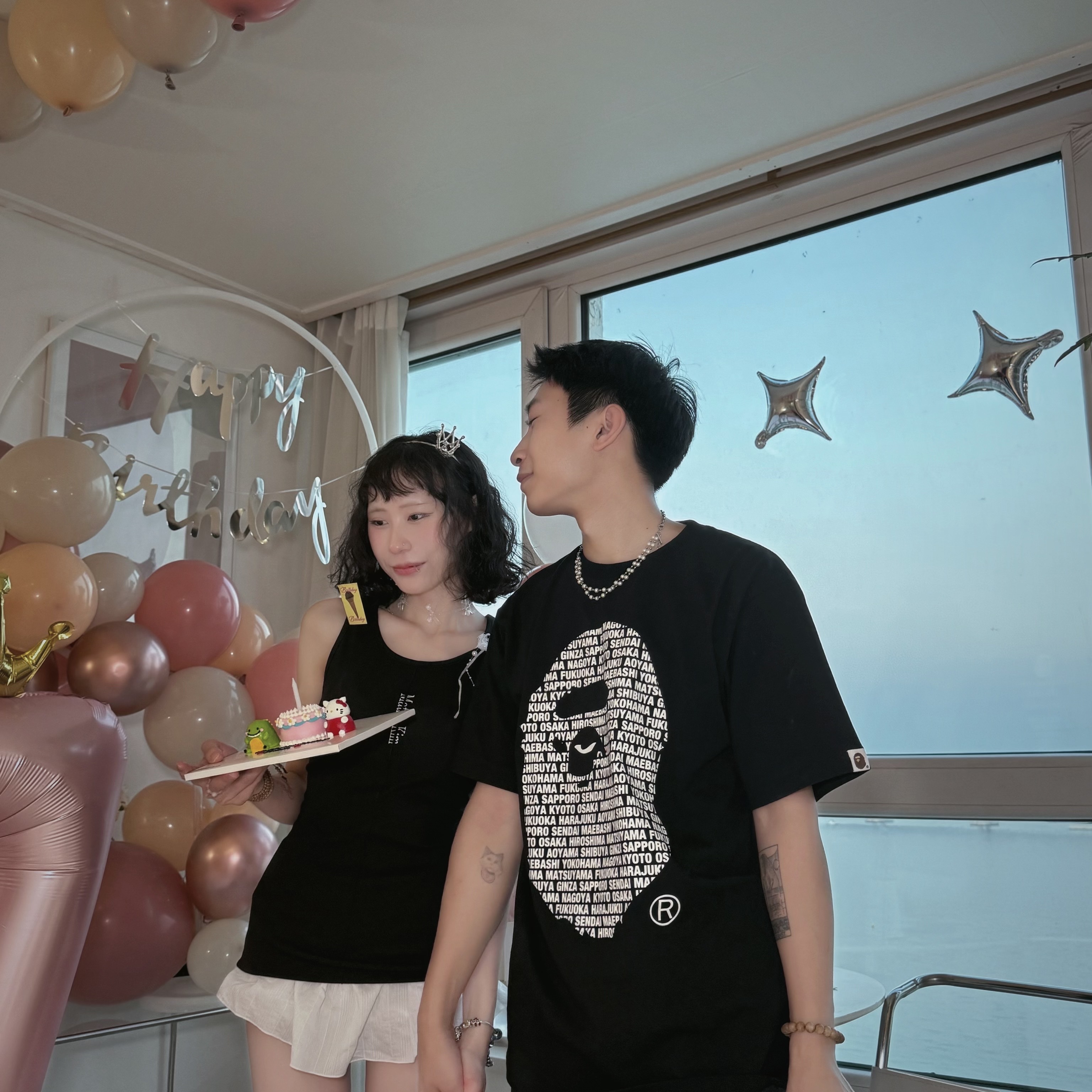 BAPE Japan Ape Head T-Shirt Black, Chanel Classic Clutch with Chain Shiny Aged Calfskin & Gold Black 착용 스타일 - 2