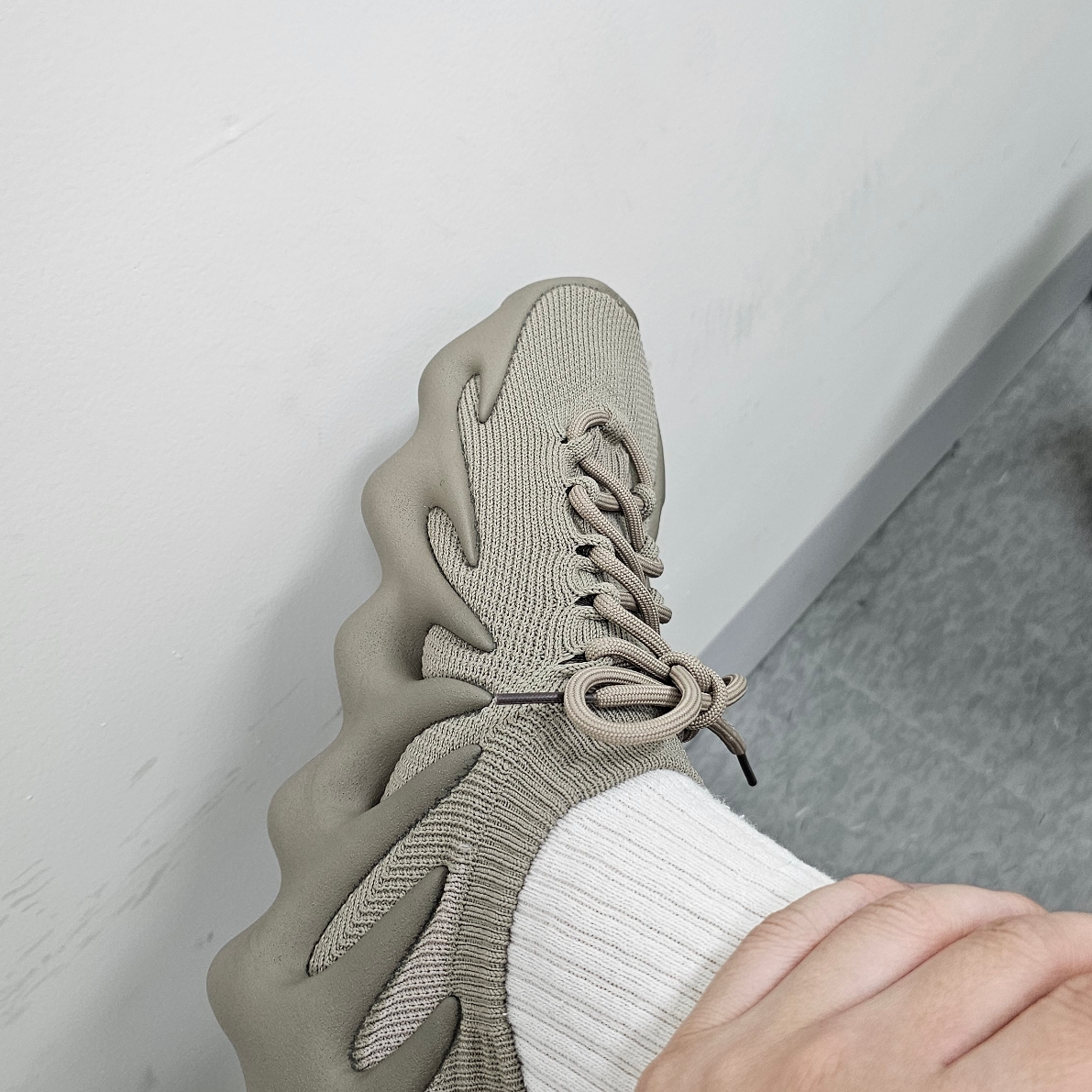 Adidas Yeezy 450 Stone Flax 착용 스타일