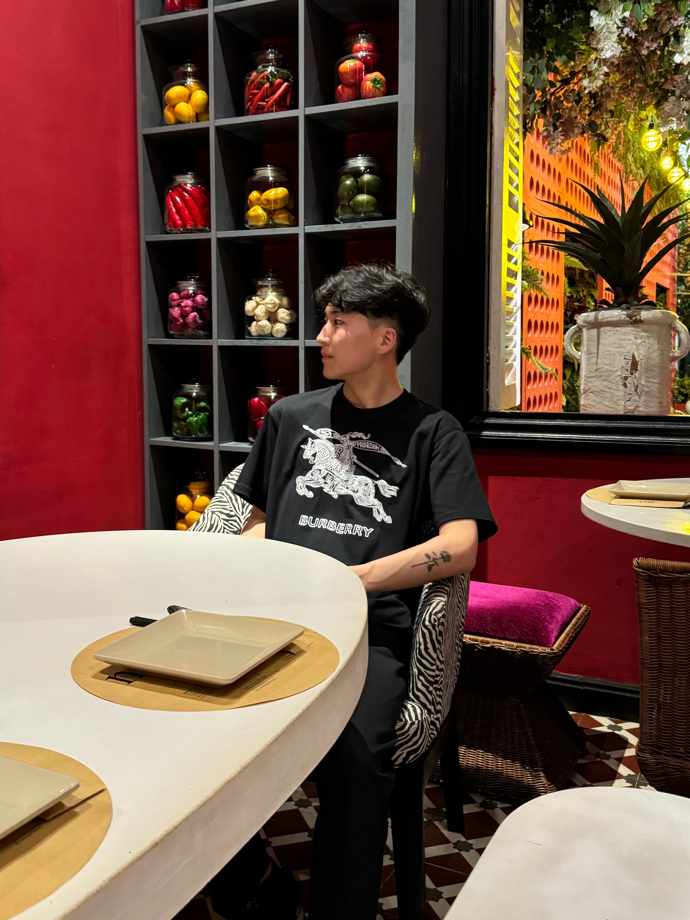 Burberry Embroidered EKD Cotton T-Shirt Black 착용 스타일 - 6