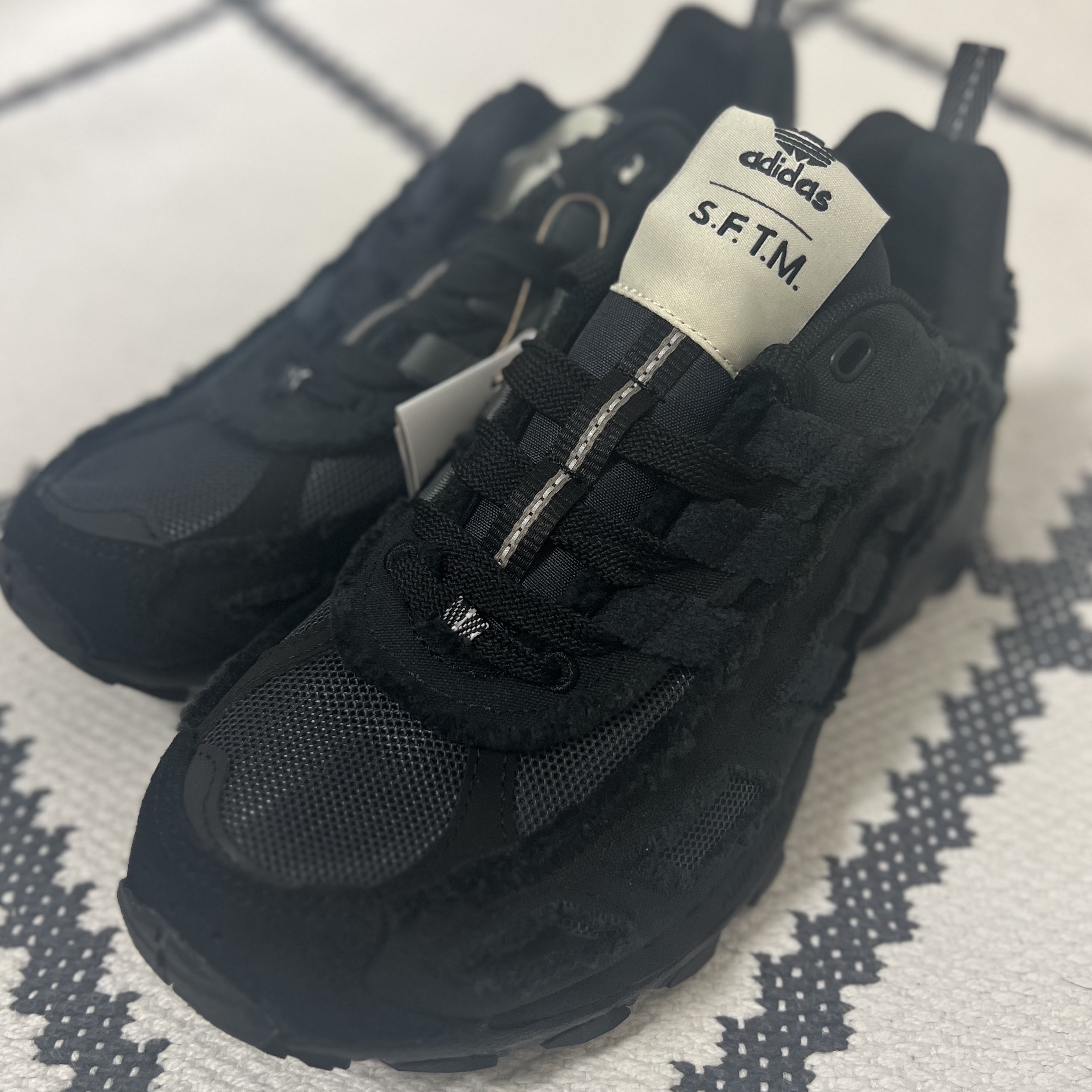 Adidas x Song for the Mute Shadowturf Core Black Night Grey 착용 스타일