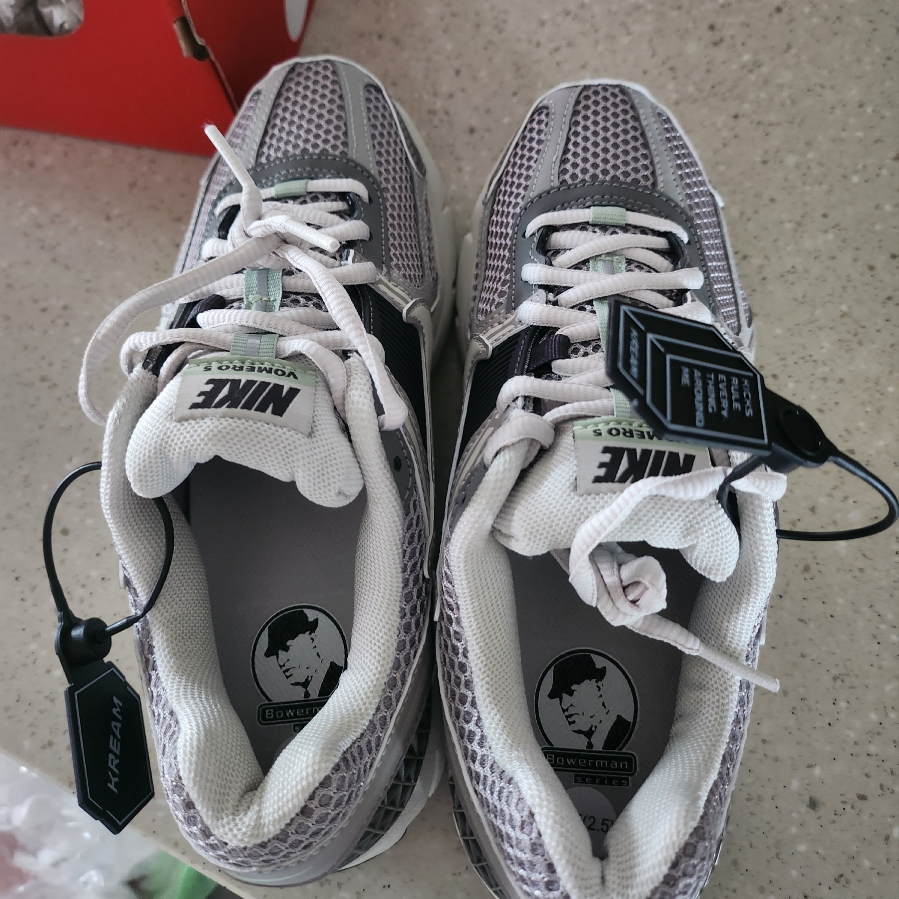 (W) Nike Zoom Vomero 5 Cobblestone and Flat Pewter 착용 스타일