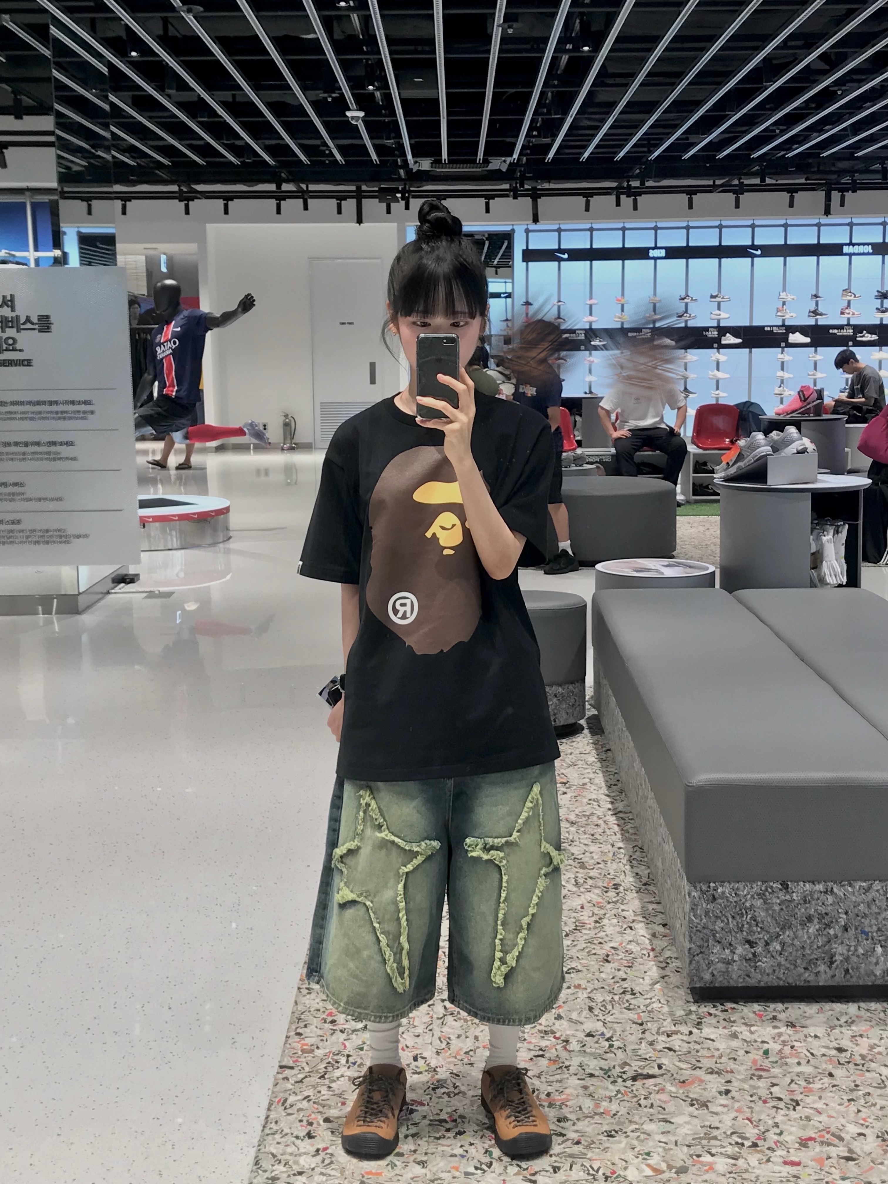 BAPE Big Ape Head T-Shirt Black, (W) Keen Jasper Suede Sneakers Camel 착용 스타일