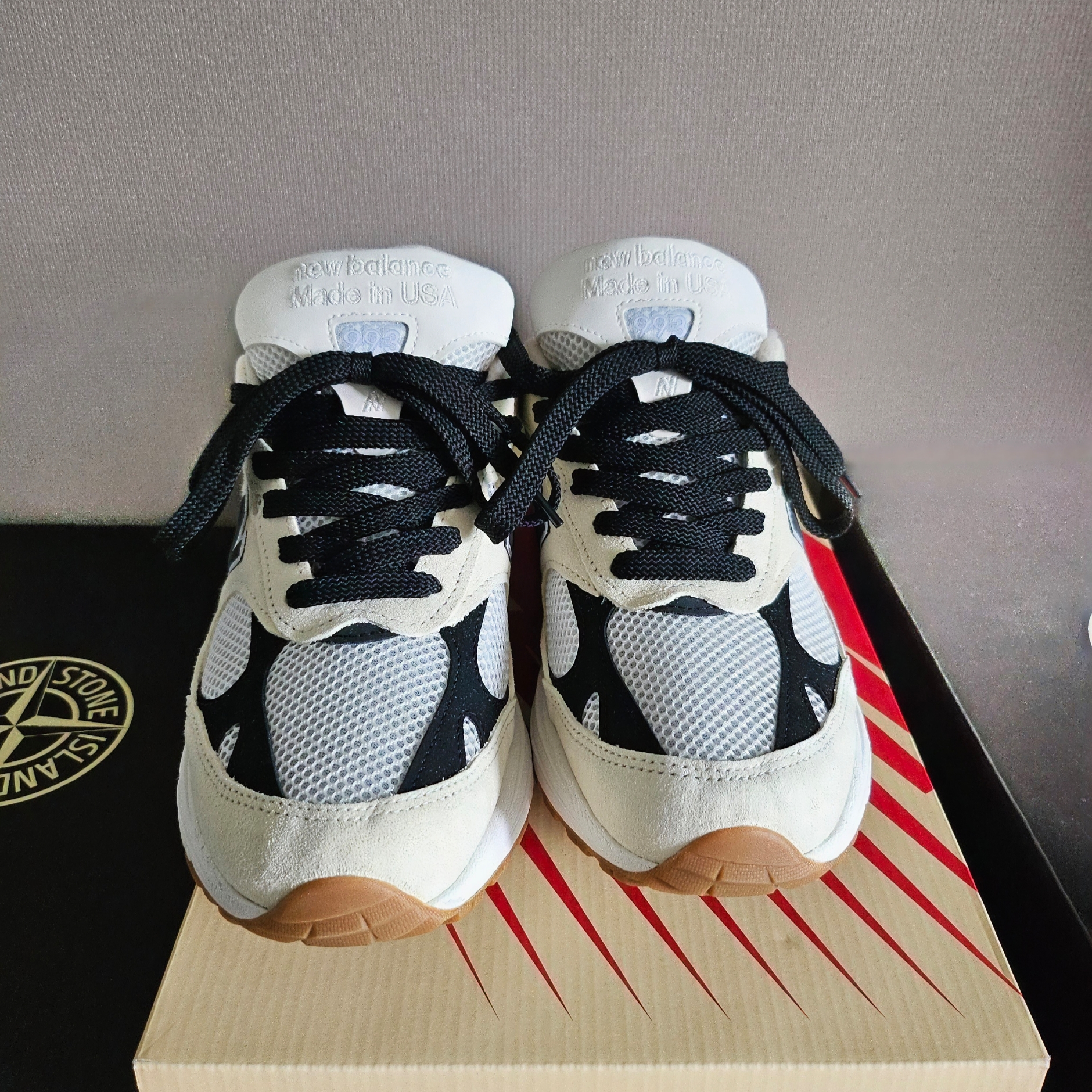New Balance 993 Made in USA Sea Salt Black 착용 스타일 - 2