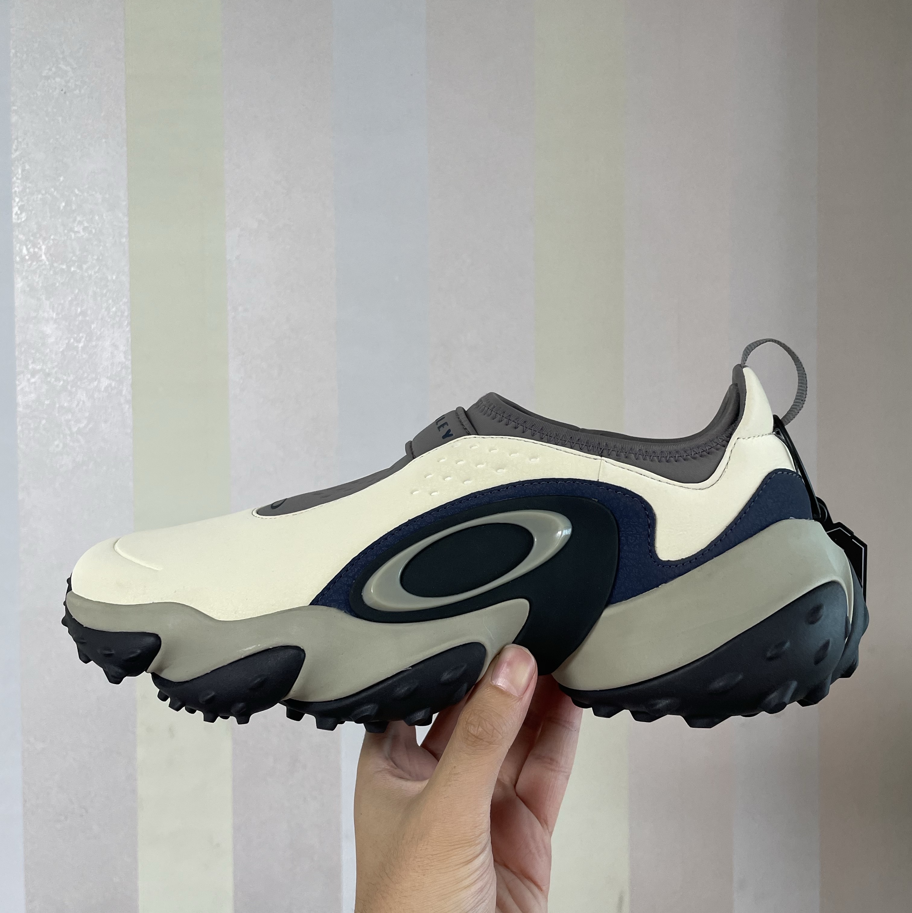 Oakley Edge Icon Cream Navy 착용 스타일 - 2