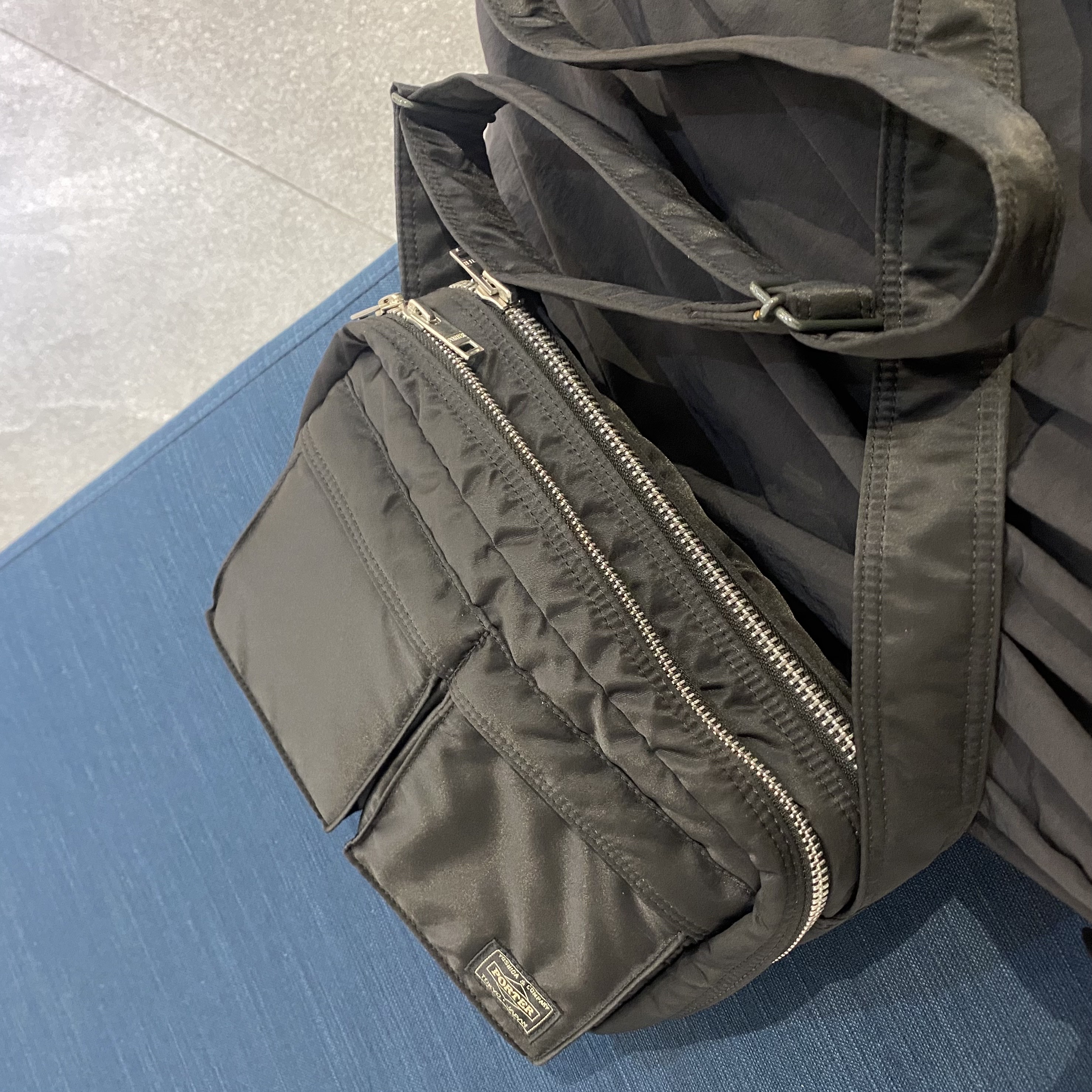 Porter Tanker Shoulder Bag S Black 착용 스타일