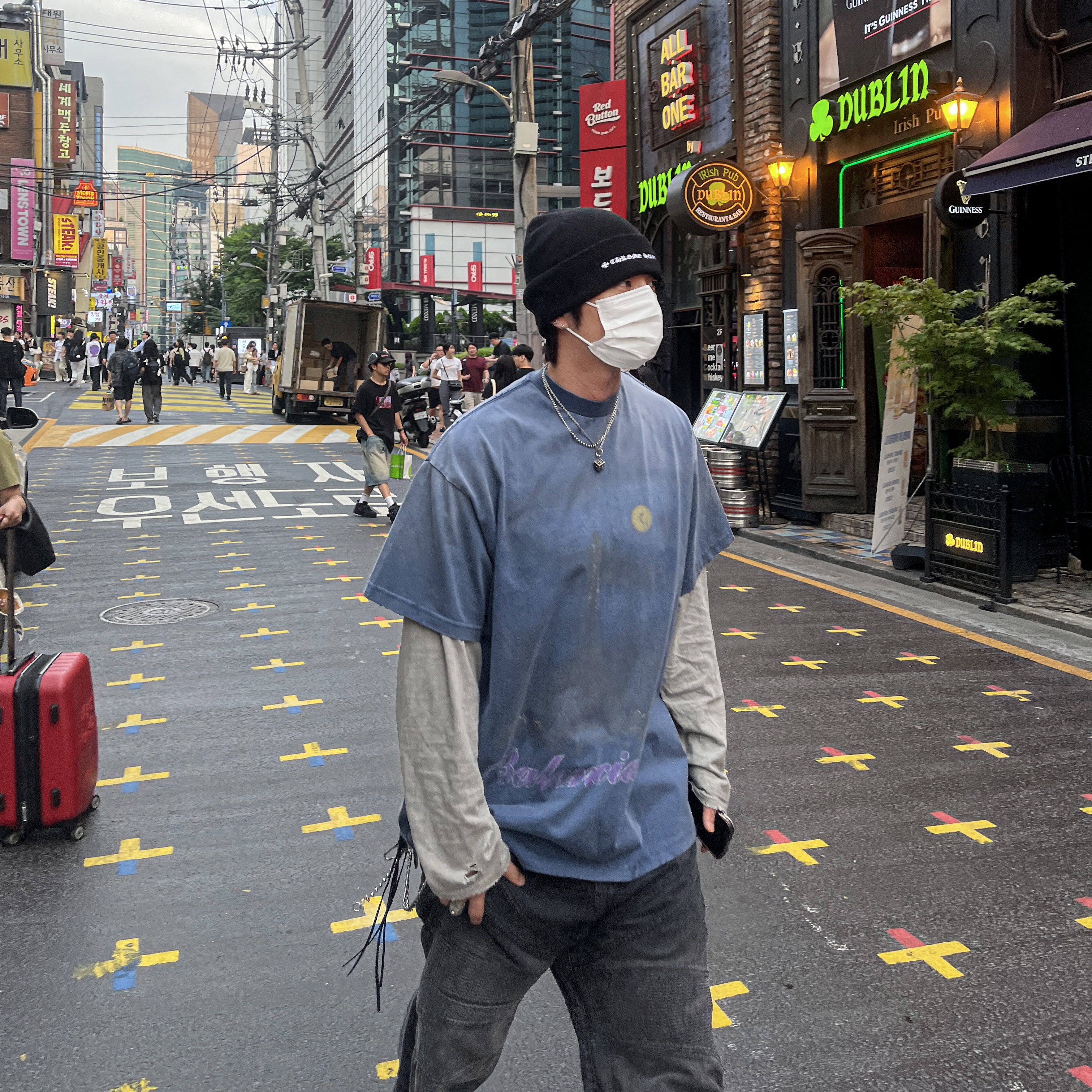 Louis Vuitton LV Trainer Sneakers Bleu Ciel, Chrome Hearts Horseshoe Beanie Black 착용 스타일 - 4