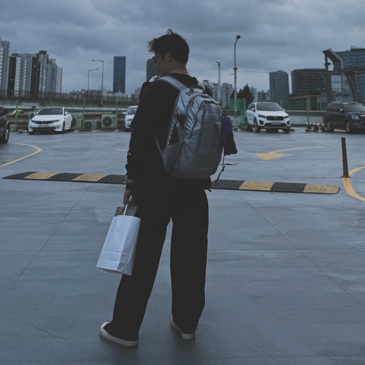 Supreme Backpack Silver - 22FW 착용 스타일
