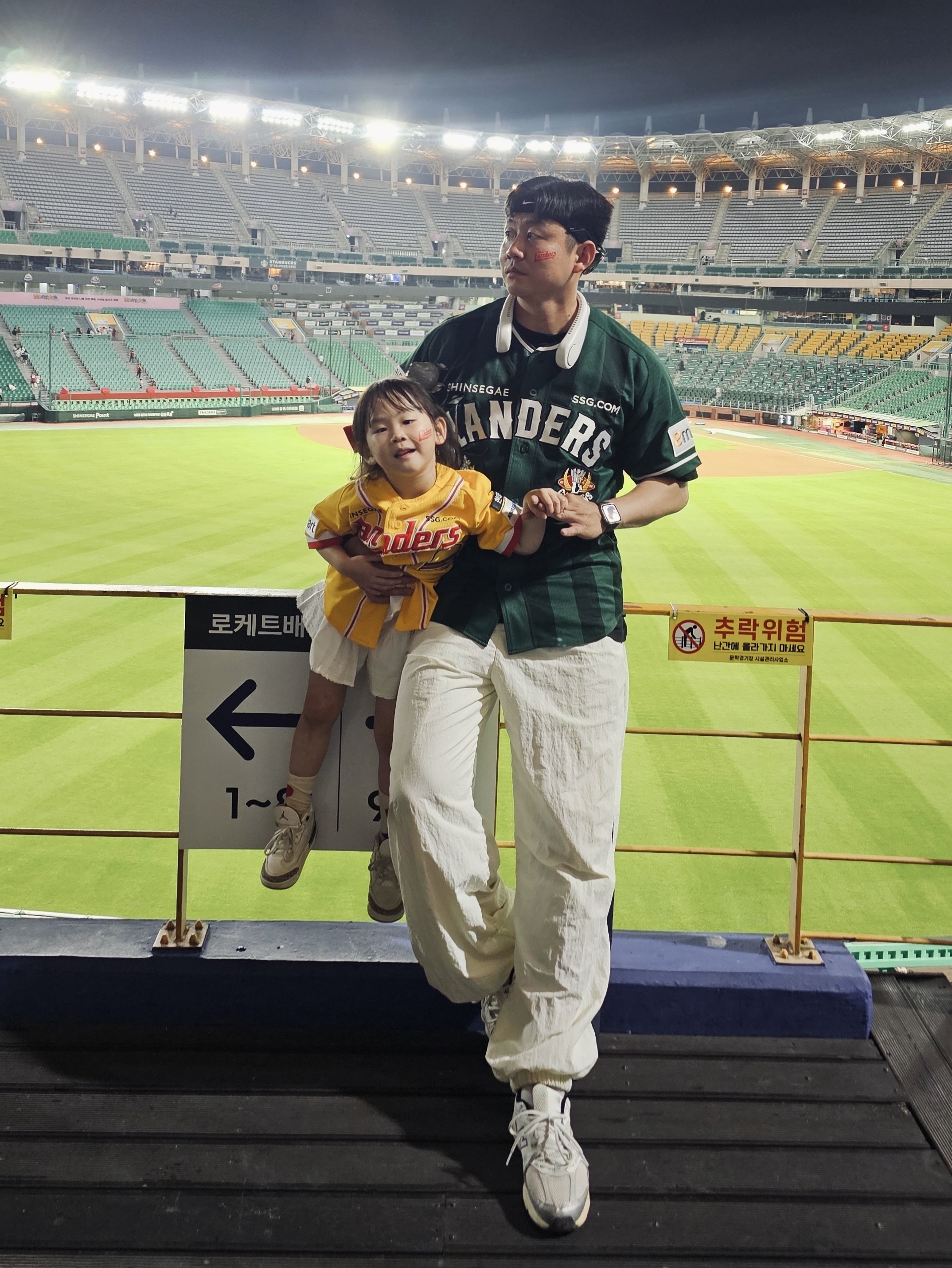 SSG Landers x Starbucks 23 Starbucks Day Uniform Green (Non Marking Ver.) 착용 스타일 - 1