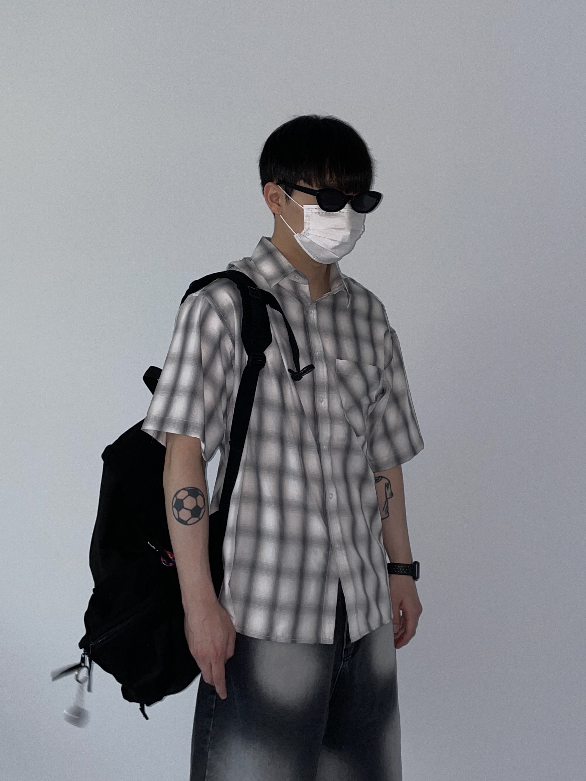 Balenciaga Cargo Sneakers White Grey 착용 스타일 - 2