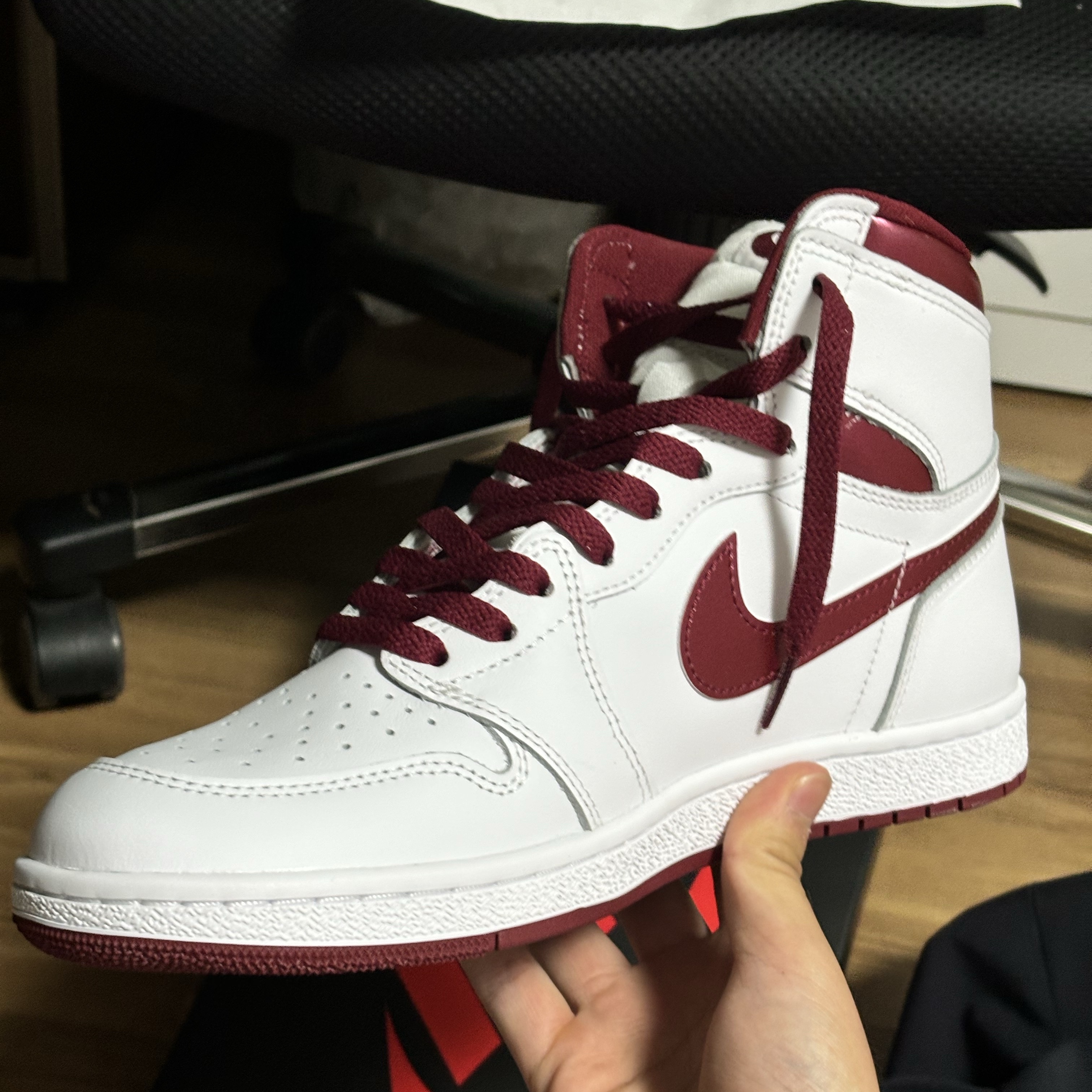Jordan 1 High 85 Metallic Burgundy 착용 스타일 - 2
