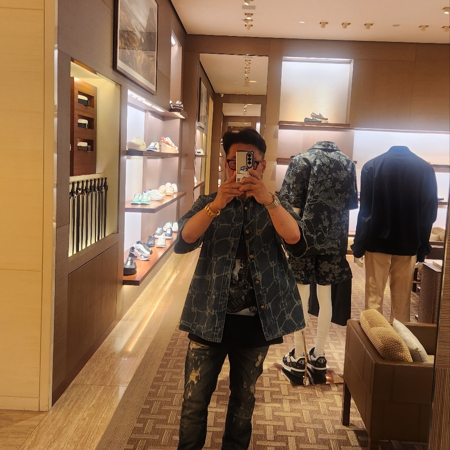 Louis Vuitton Monogram Printed Short Sleeved Denim Shirt Indigo 착용 스타일