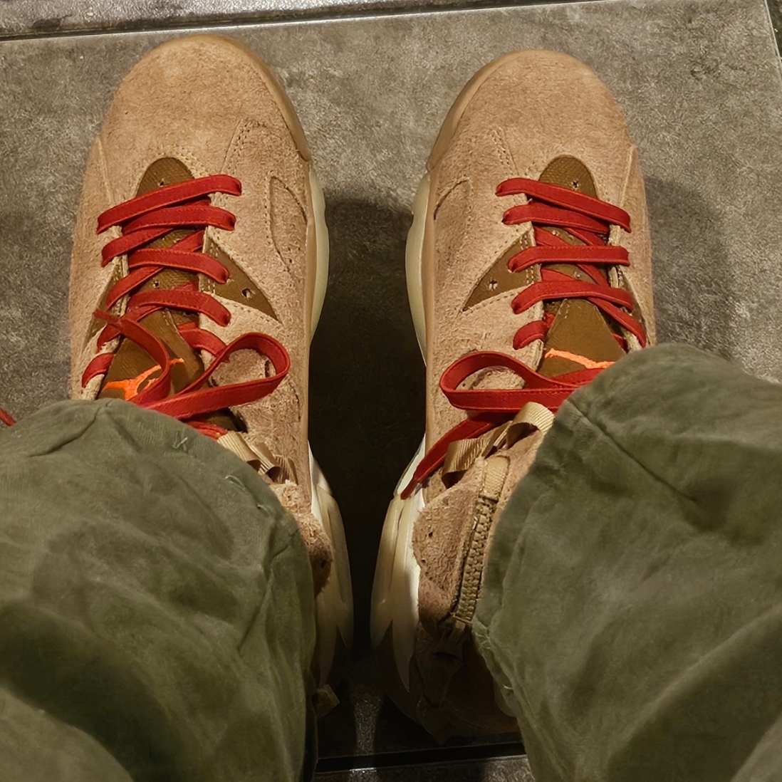 Jordan 6 x Travis Scott Retro SP British Khaki 착용 스타일 - 1