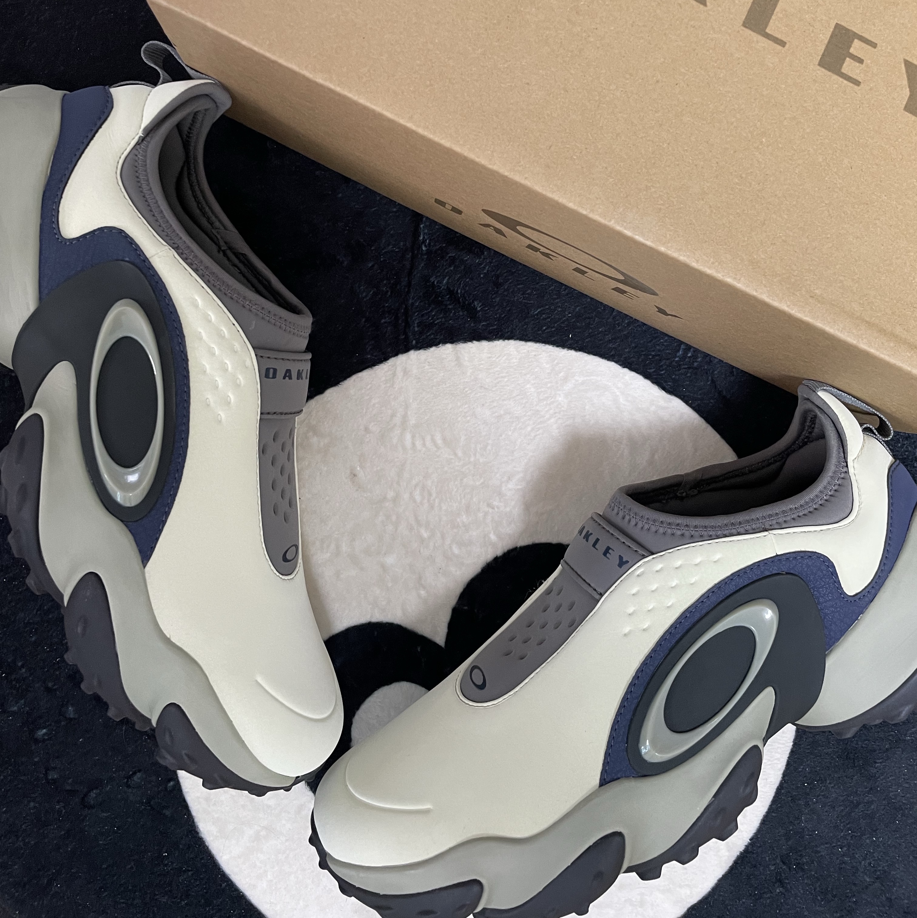 Oakley Edge Icon Cream Navy 착용 스타일 - 1