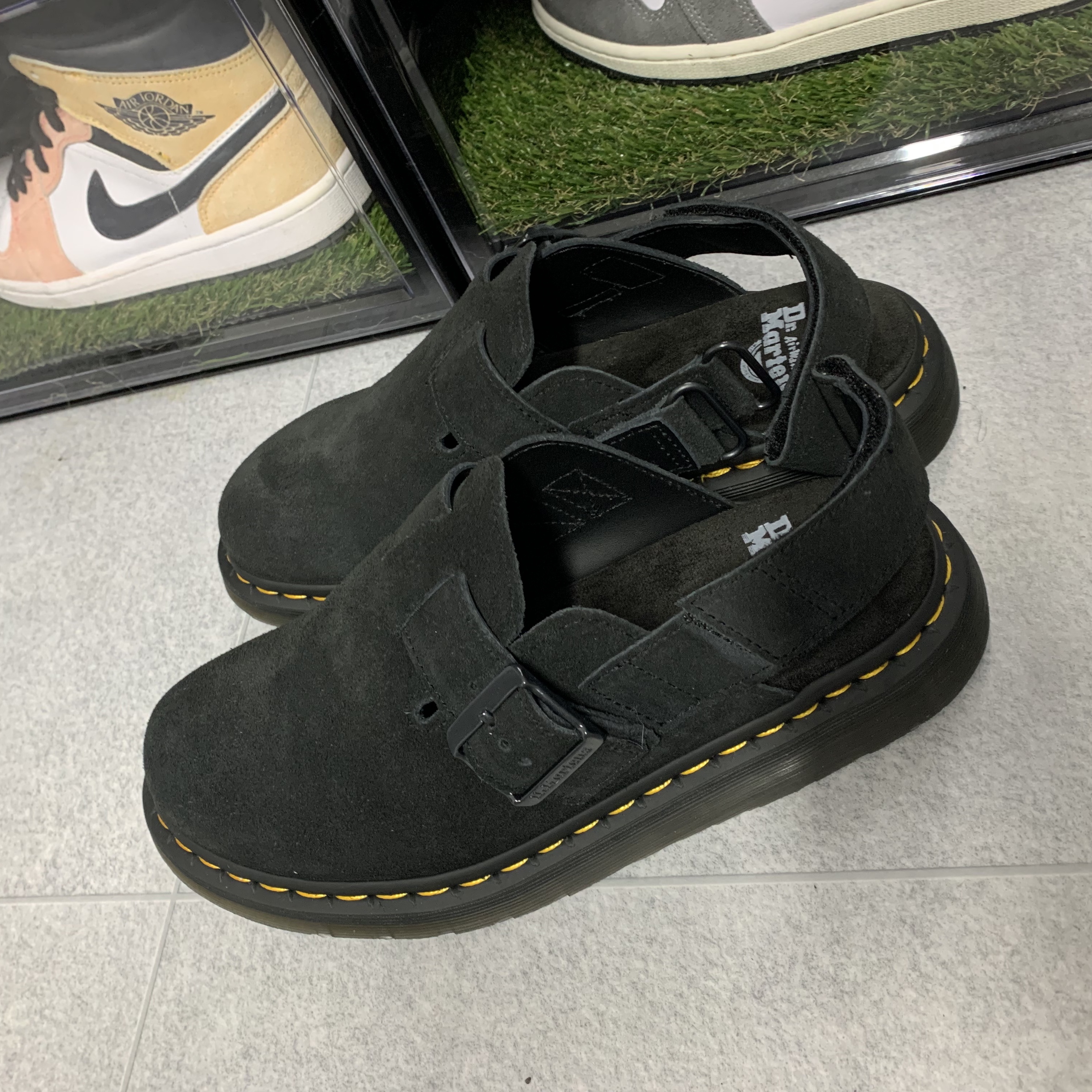 Dr. Martens Jorge II Suede Slingback Mules Black 착용 스타일 - 3