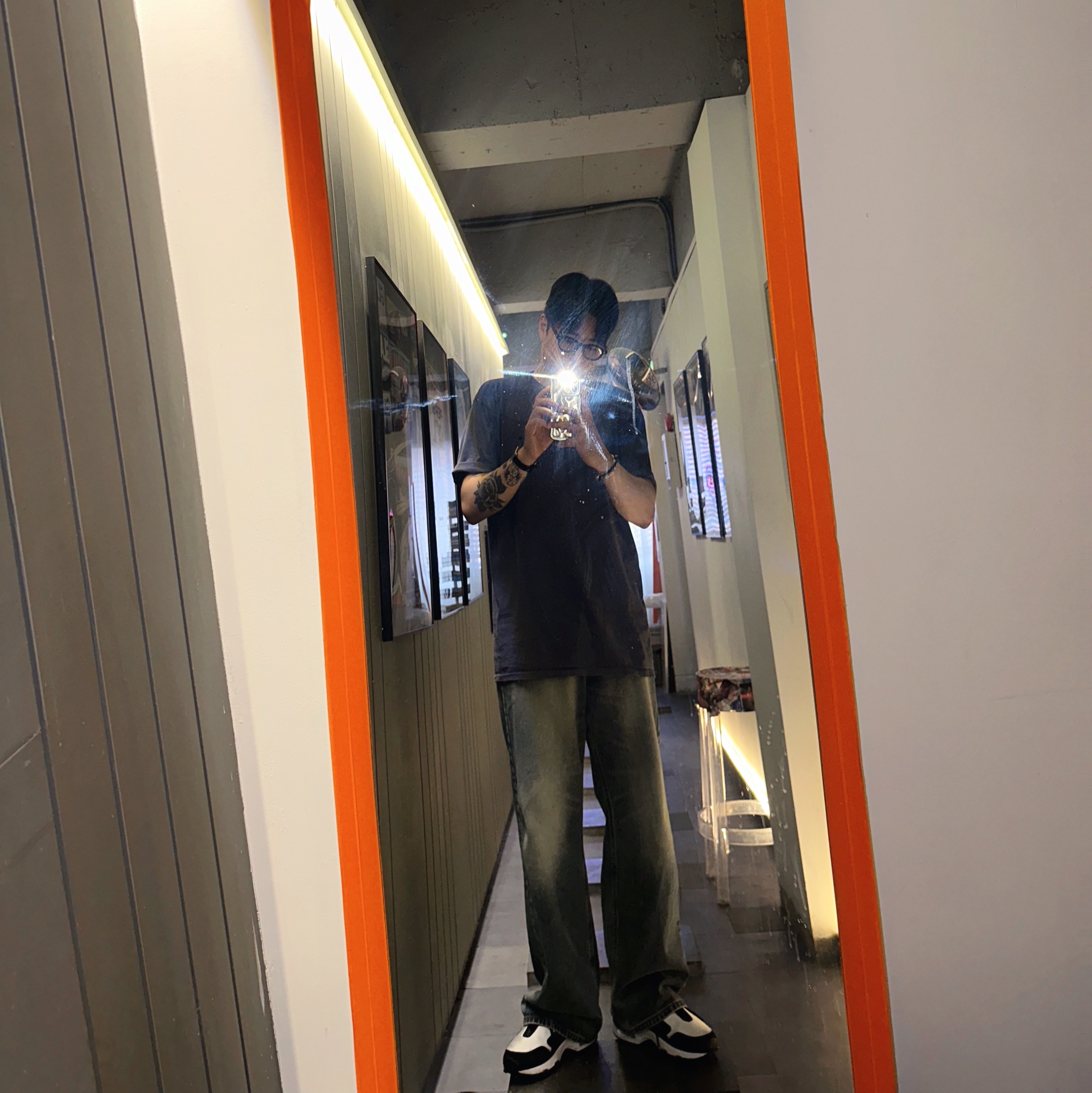 Nike x Comme des Garcons Homme Plus Air Max Sunder SP White Black, Stussy Regal Crown Pigment Dyed T-Shirt Indigo 착용 스타일