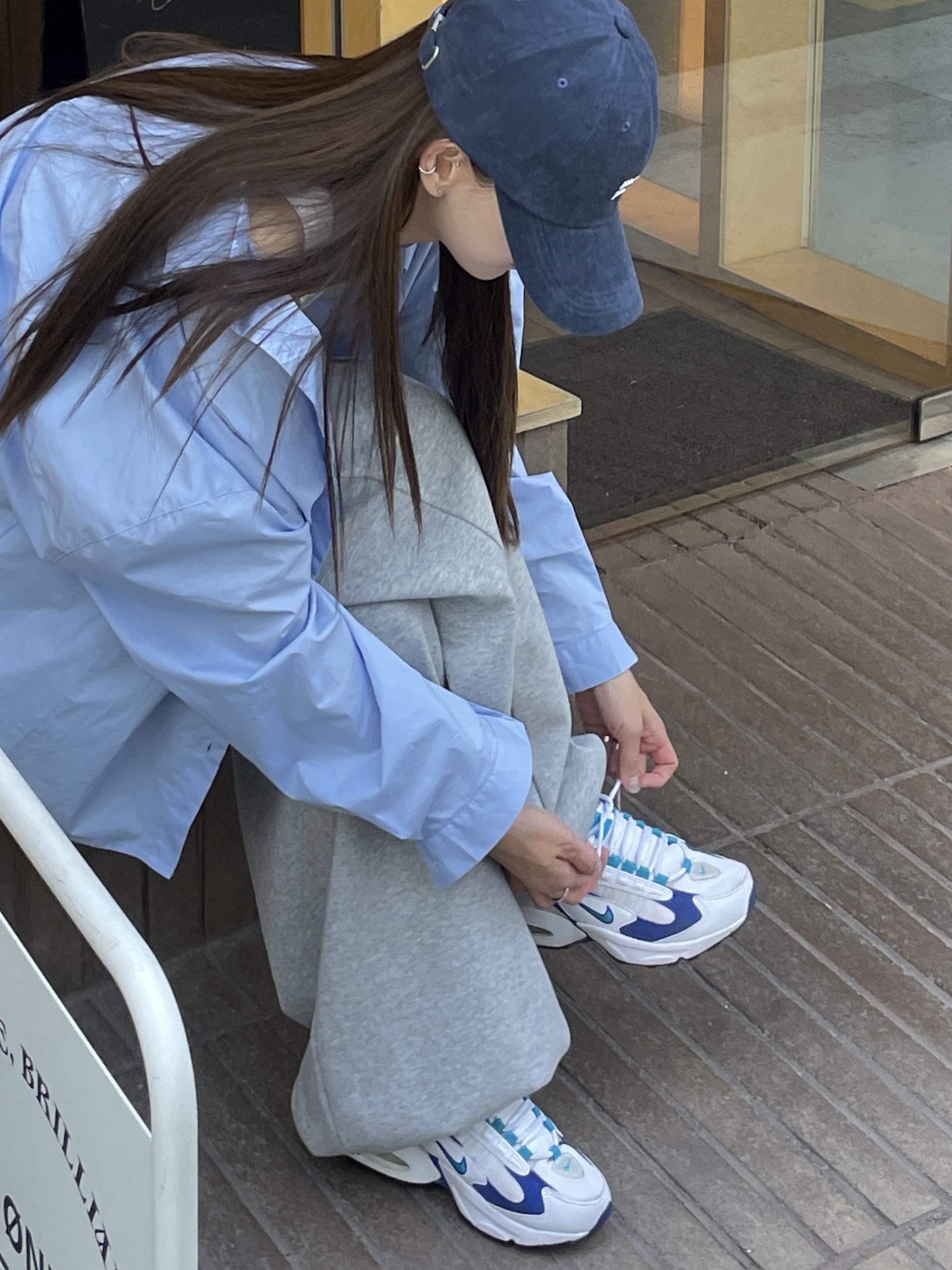 Nike Air Max Triax 96 Varsity Royal, Balenciaga Le Cagole XS Sling Bag White 착용 스타일 - 6