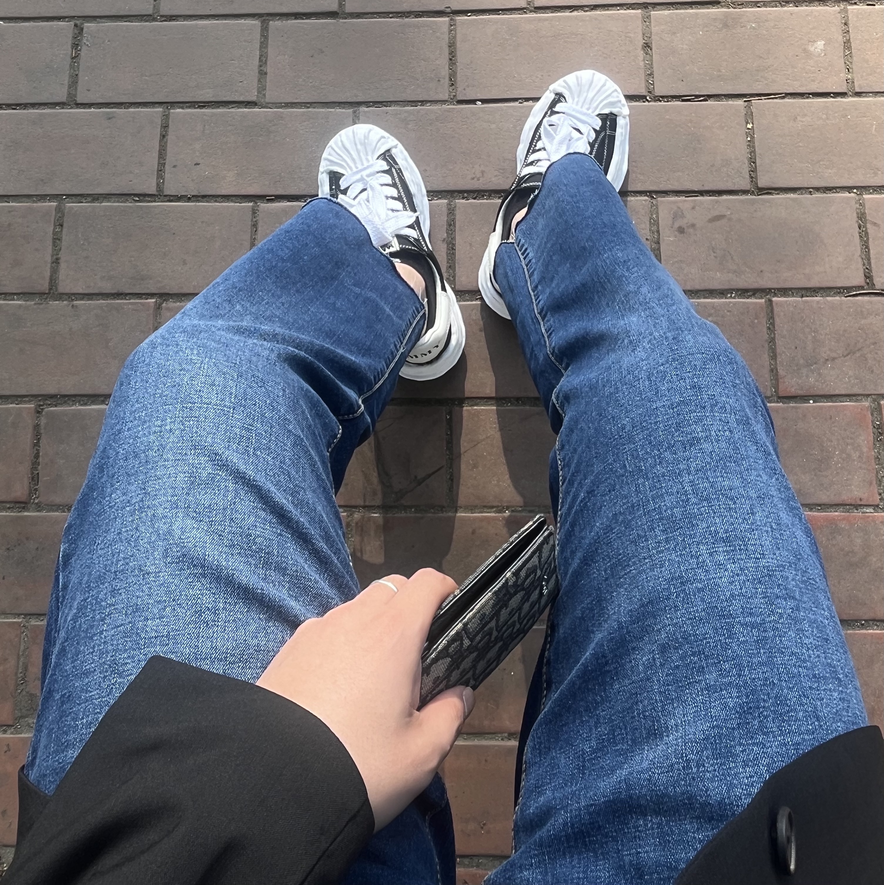 Maison Mihara Yasuhiro Blakey OG Sole Canvas Low-top Sneakers Black White 착용 스타일 - 3