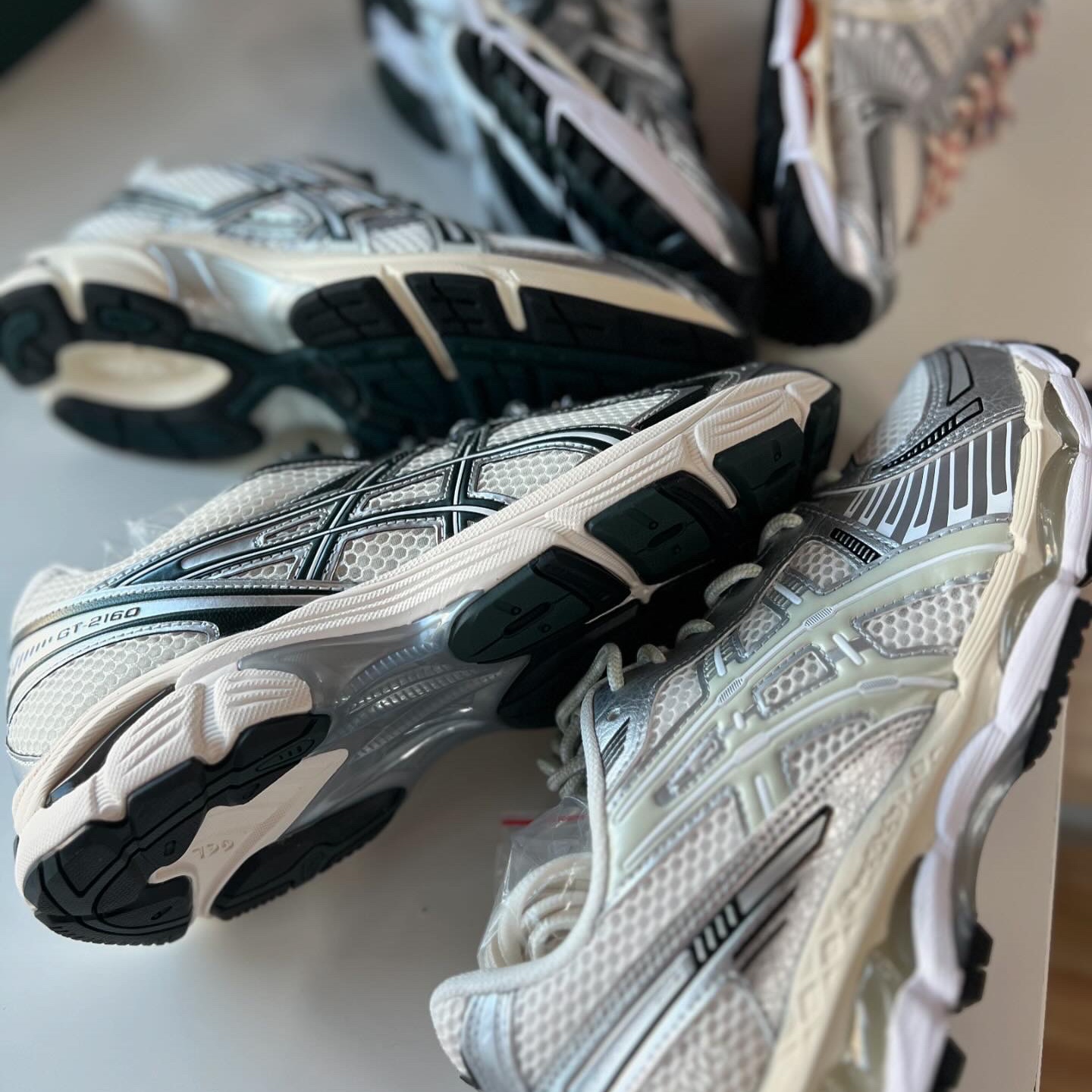 Asics x Ronnie Fieg Gel-Kayano 12.1 Cream, Asics x Kith Gel-Kayano 14 Cream Scarab 착용 스타일 - 3