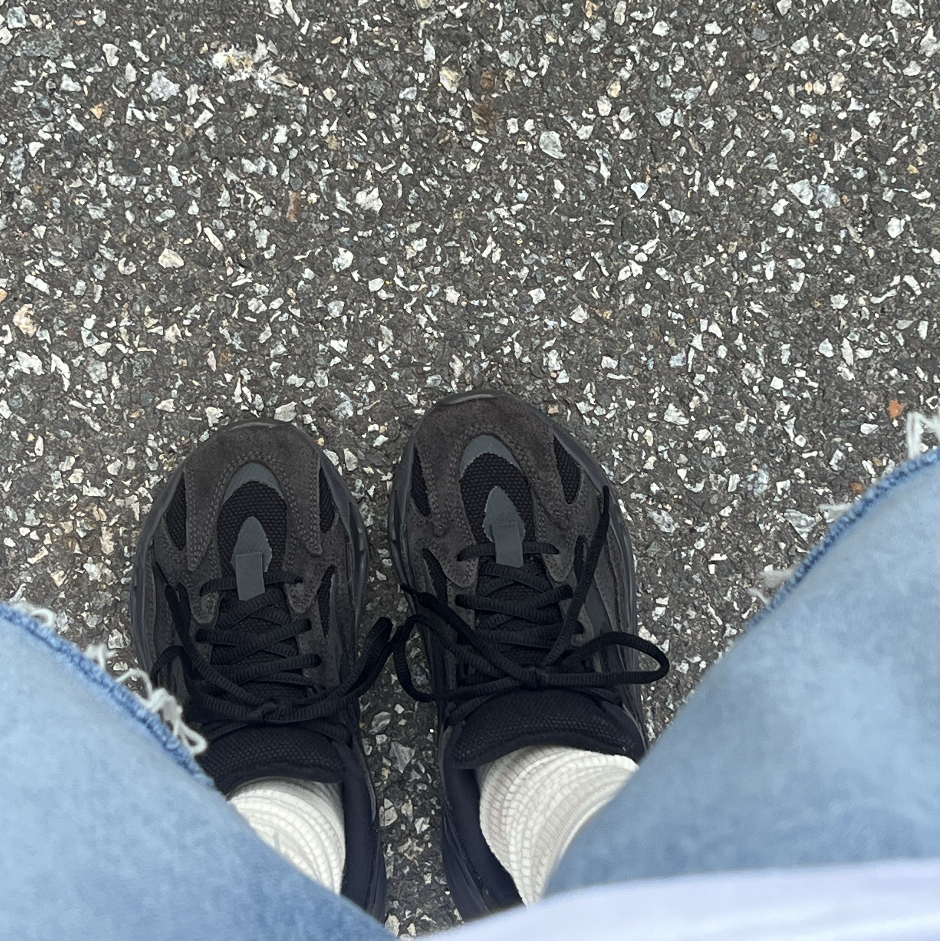 Adidas Yeezy Boost 700 V2 Vanta 2022, COS Quilted Micro Bag Silver 착용 스타일 - 3