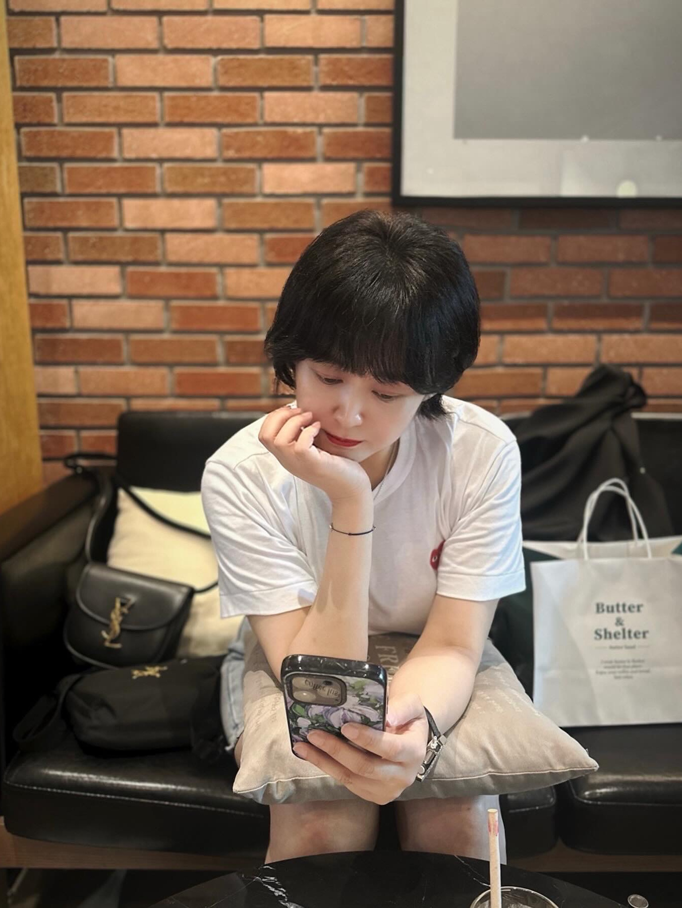Play Comme des Garcons Red Heart T-Shirt White, Arc'teryx Mantis 2 Waistpack 24K Black 착용 스타일