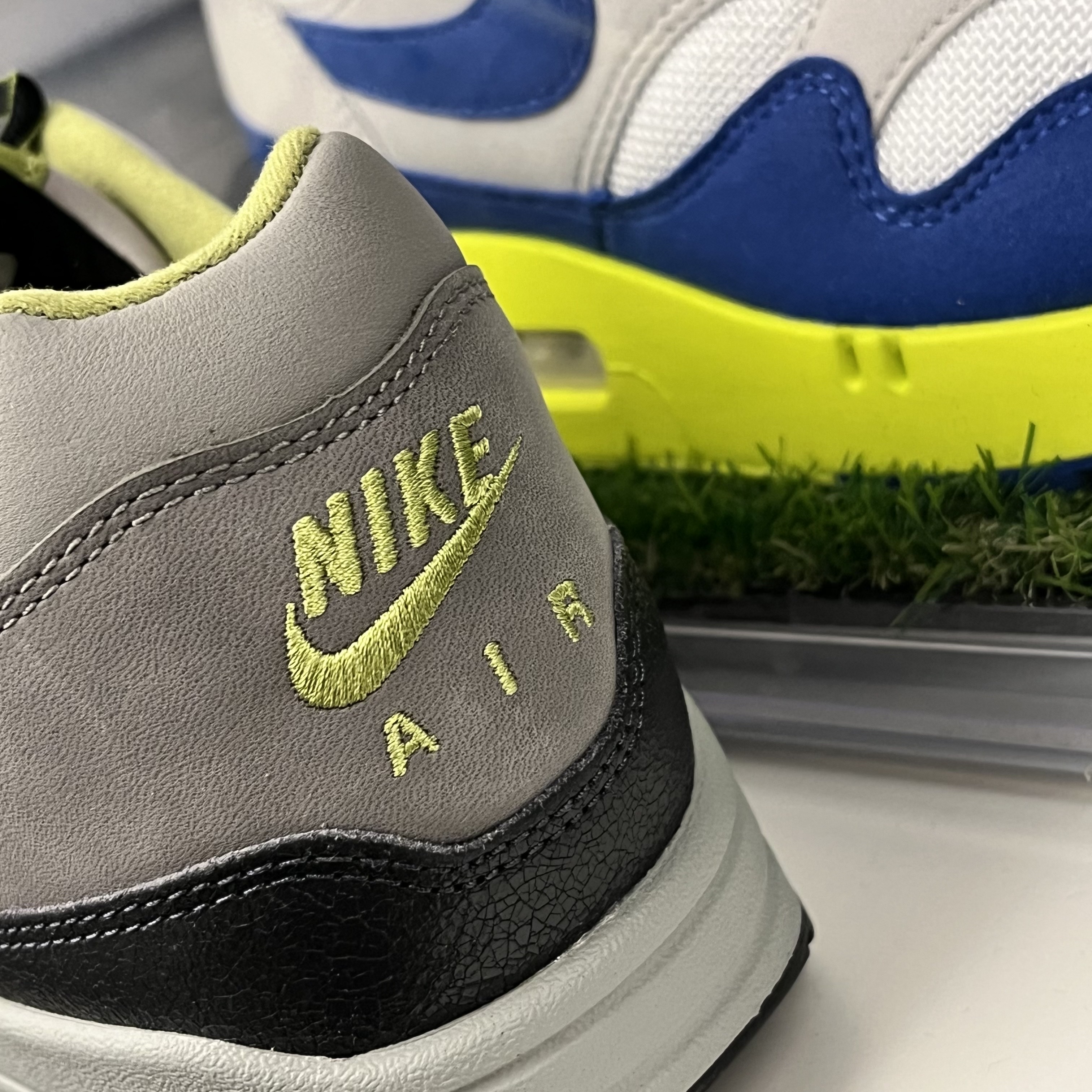 Nike x HUF Air Max 1 SP Anthracite and Medium Grey 착용 스타일 - 2
