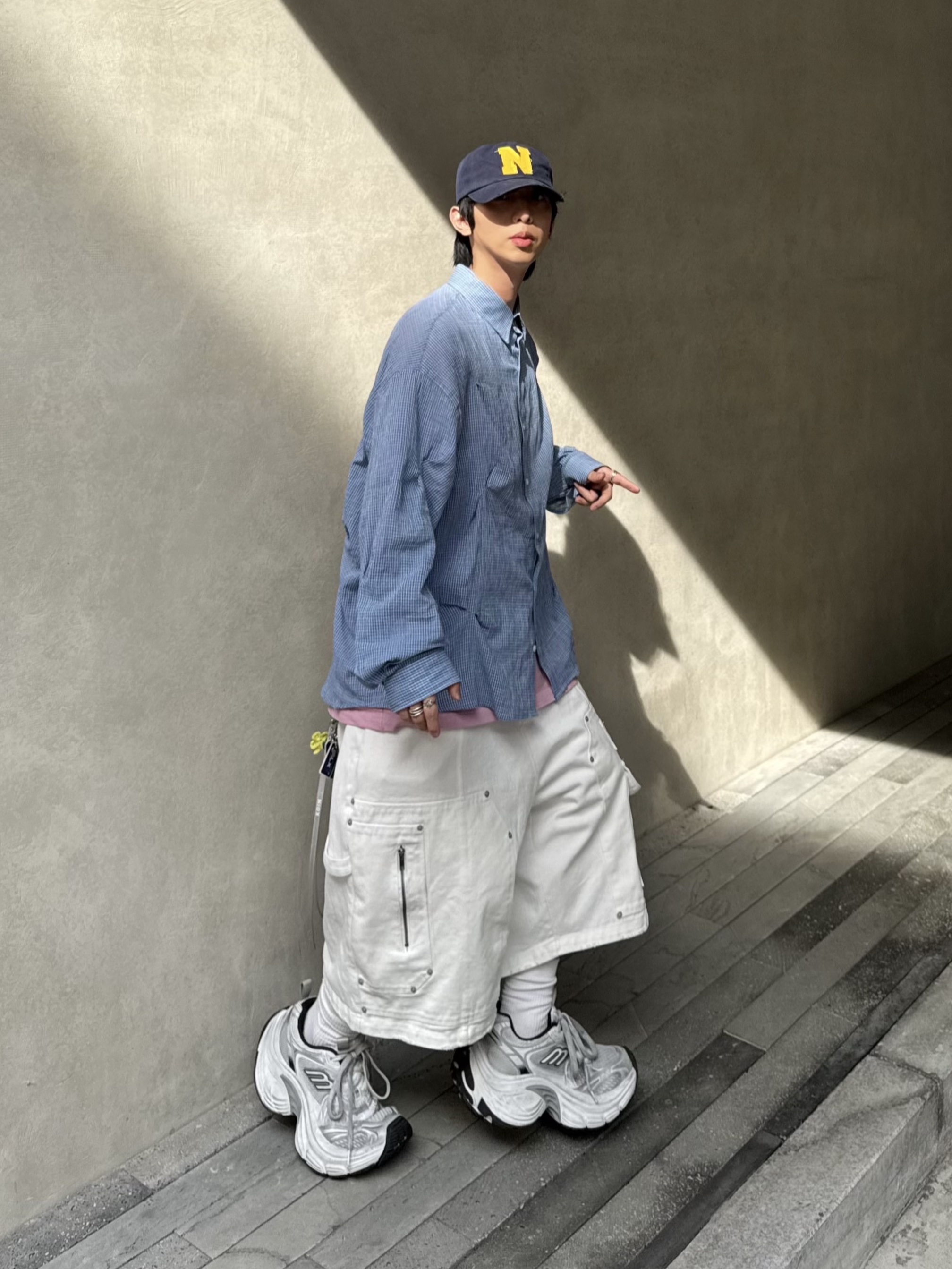Nos Couleurs x Koin Rivet Carpenter Shorts White, Balenciaga 10XL Sneakers White Grey Silver Black 착용 스타일 - 1