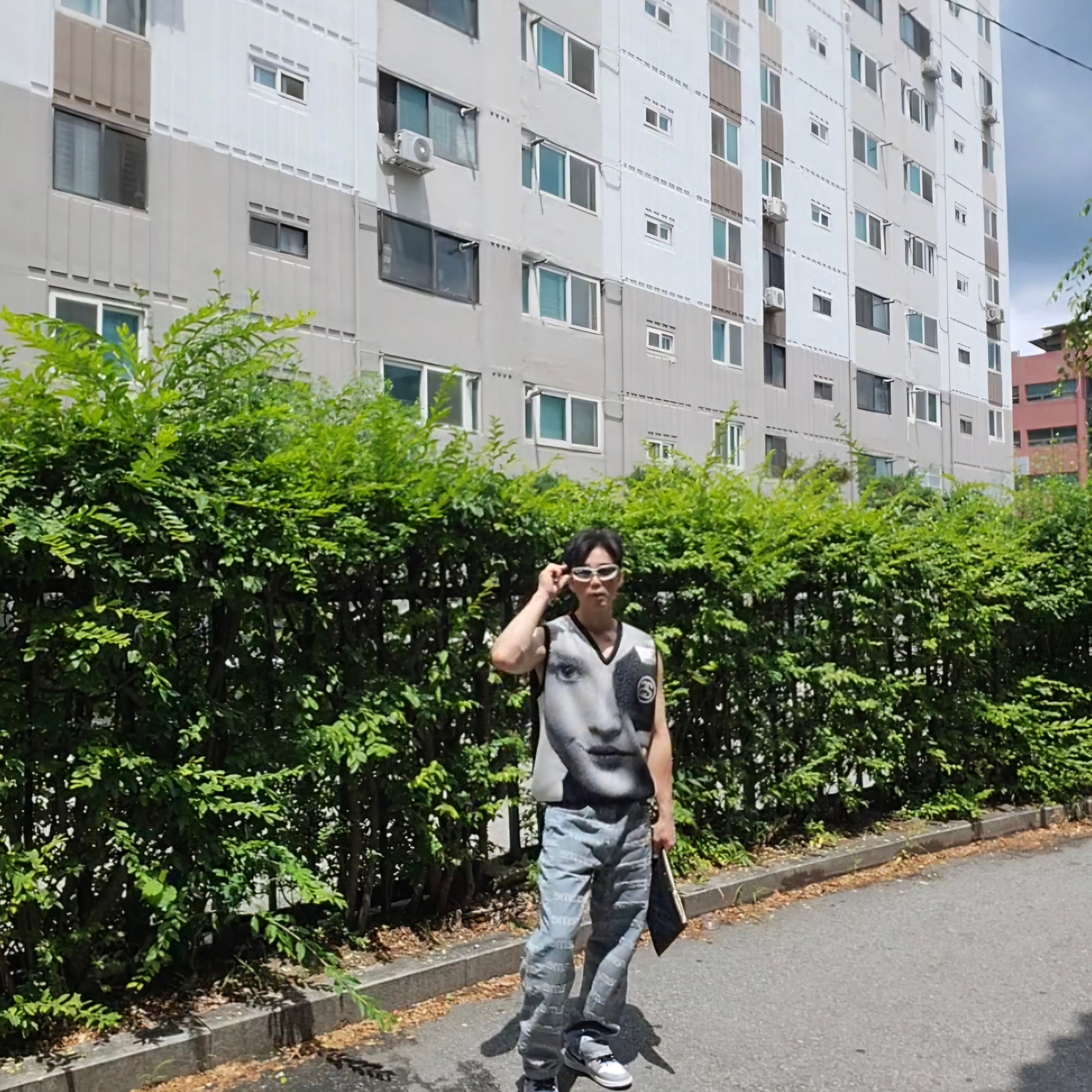 Supreme Denim Painter Pants Stripe - 24SS, Stussy Photo Jacquard Vest Black 착용 스타일 - 3