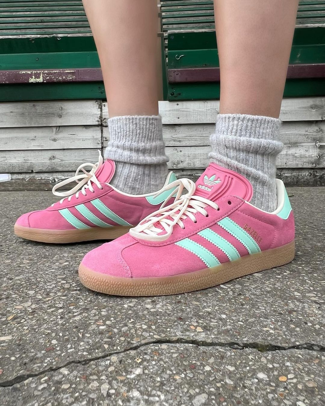 Adidas Samba OG Orange Rush, Adidas Spezial Handball Bright Red Clear Pink 착용 스타일 - 5