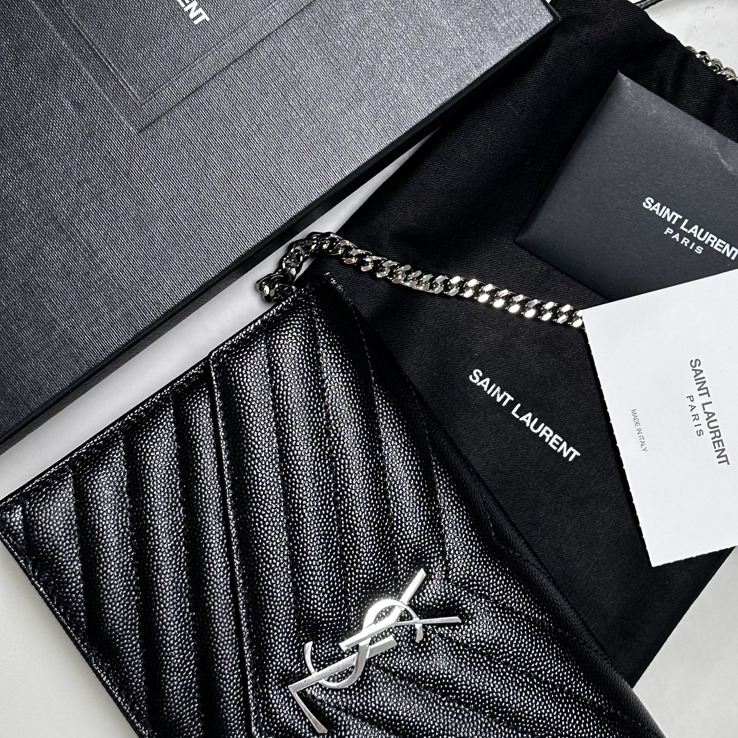 Saint Laurent Cassandre Matelasse Envelope Chain Wallet in Grain De Poudre Embossed Leather Black 착용 스타일