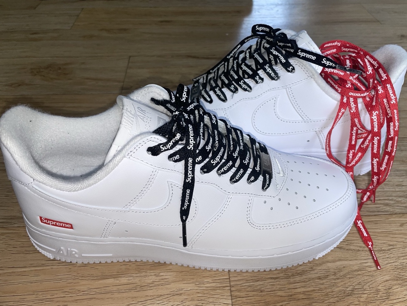 Nike x Supreme Air Force 1 Low White, Nike x Supreme Air Force 1 Low Black 착용 스타일