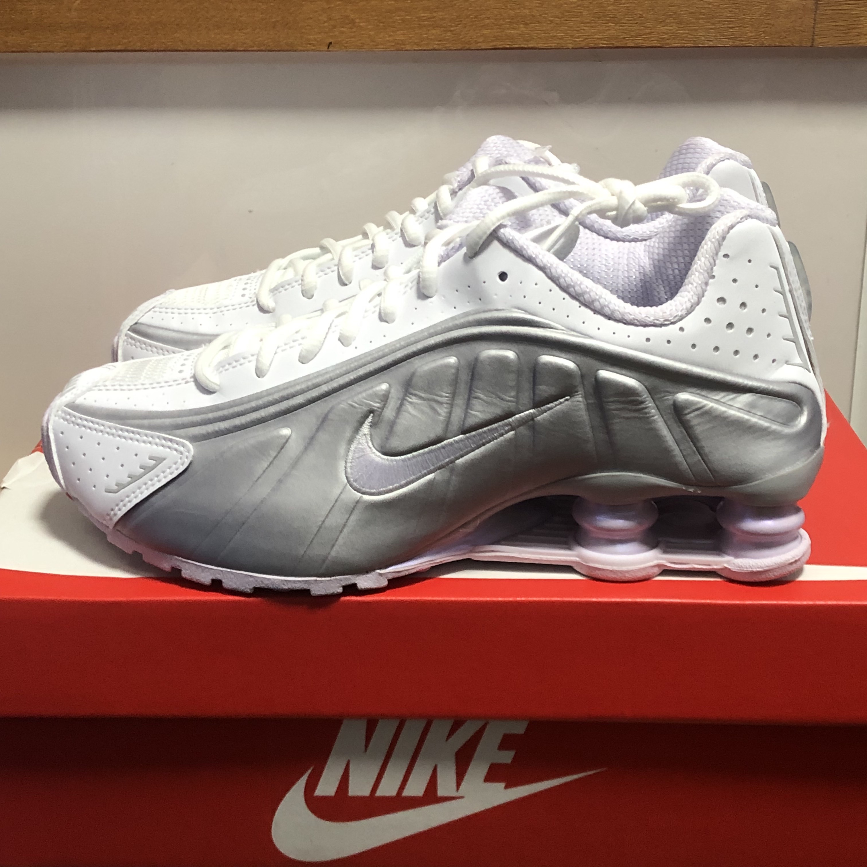 (W) Nike Shox R4 White and Metallic Platinum 착용 스타일