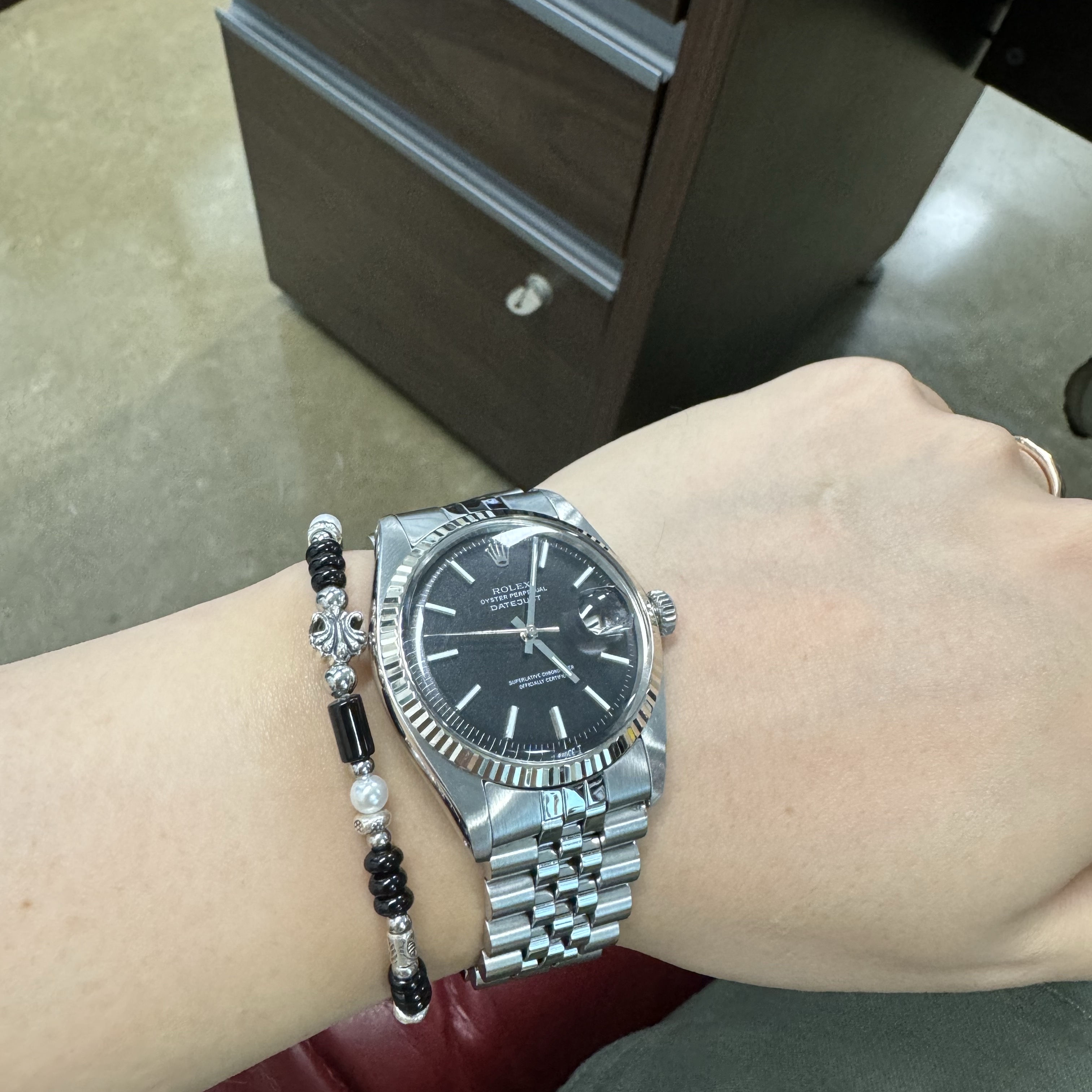 [KREAM 단독] Scudo Shell Black Pearl Beads Bracelet 착용 스타일