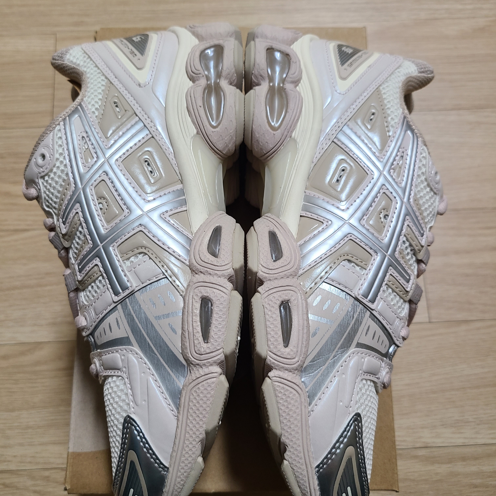 (W) Asics Gel-Nimbus 9 Cream Mineral Beige 착용 스타일 - 3