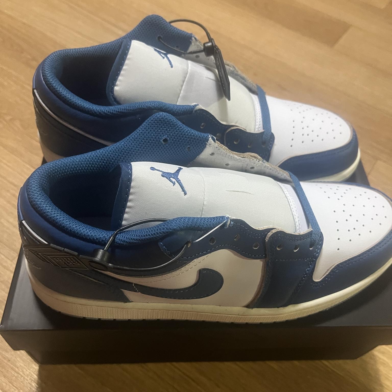 Jordan 1 Low SE White Industrial Blue 착용 스타일