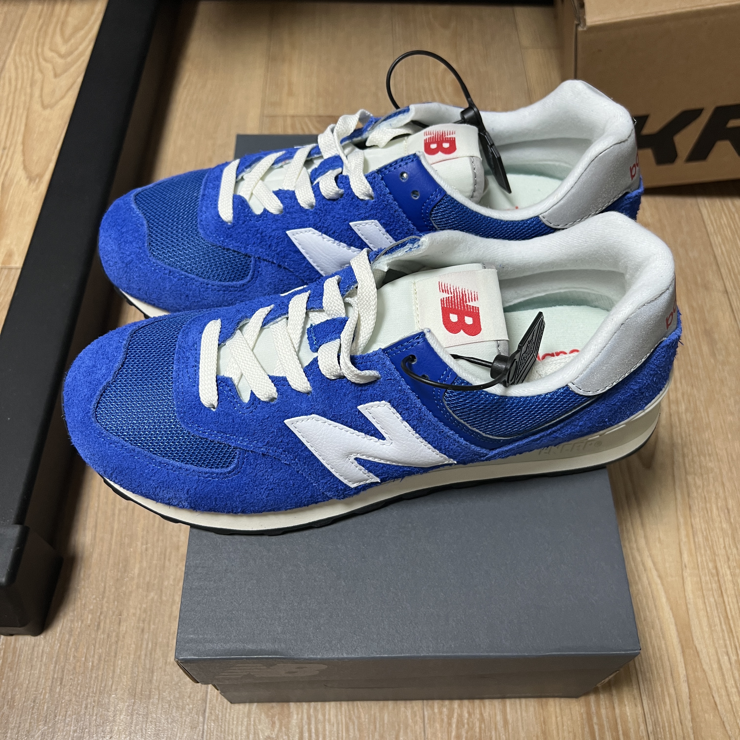 New Balance 574 Heritage Blue White 착용 스타일 - 2